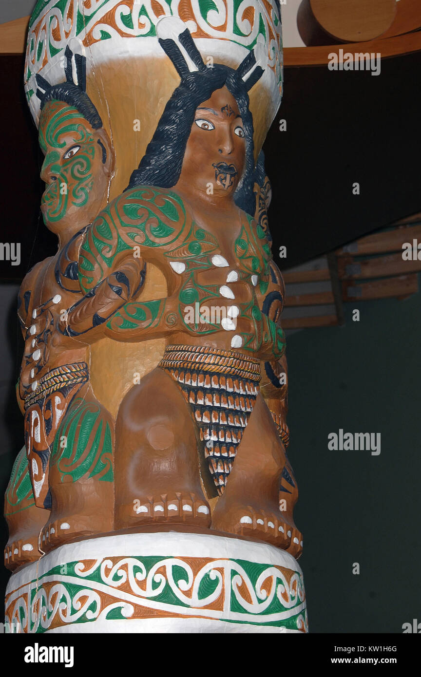 Geschnitzte Spalte mit Maori Dekorationen, Christchurch, Canterbury, Neuseeland. Stockfoto