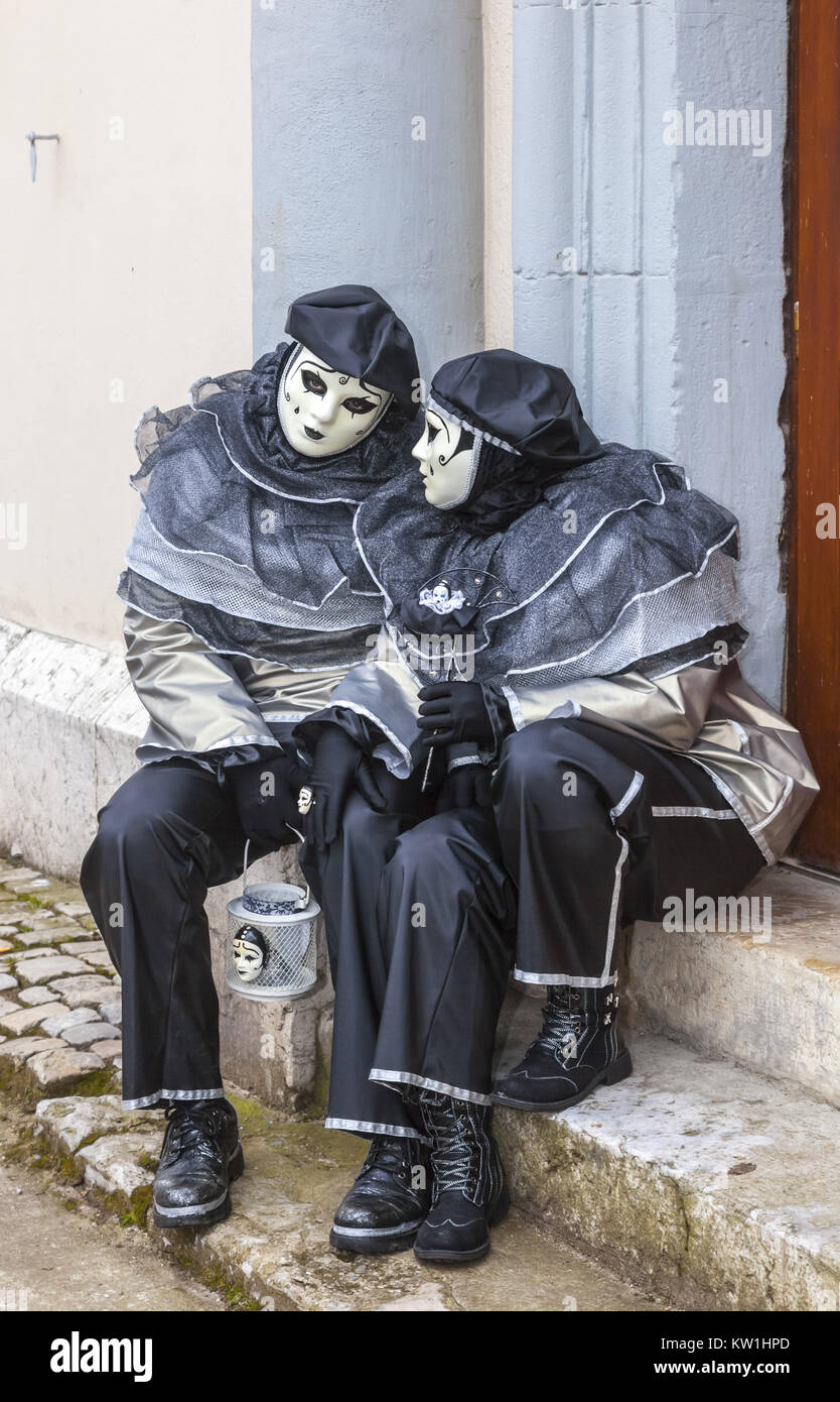 Annecy, Frankreich, 23. Februar 2013: Unbekannter verschleierte Paar posiert eine Liebesszene in Annecy, Frankreich, während einer venezianischen Karneval, t feiert Stockfoto