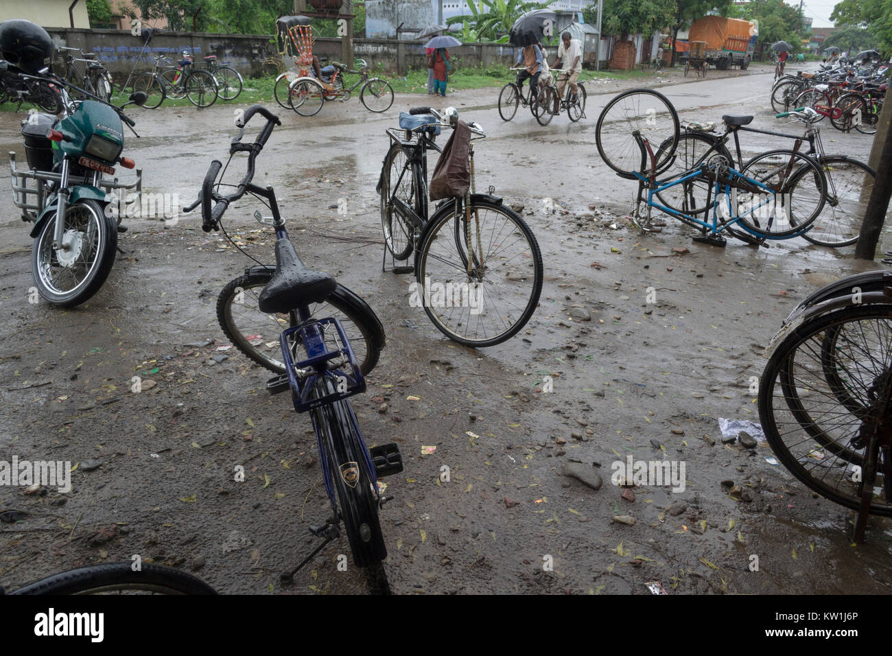 Bezirk Rupandehi, Nepal. Fahrräder im Regen warten Stockfoto Bezirk Rupandehi, Nepal. Fahrräder im Regen warten Stockfoto