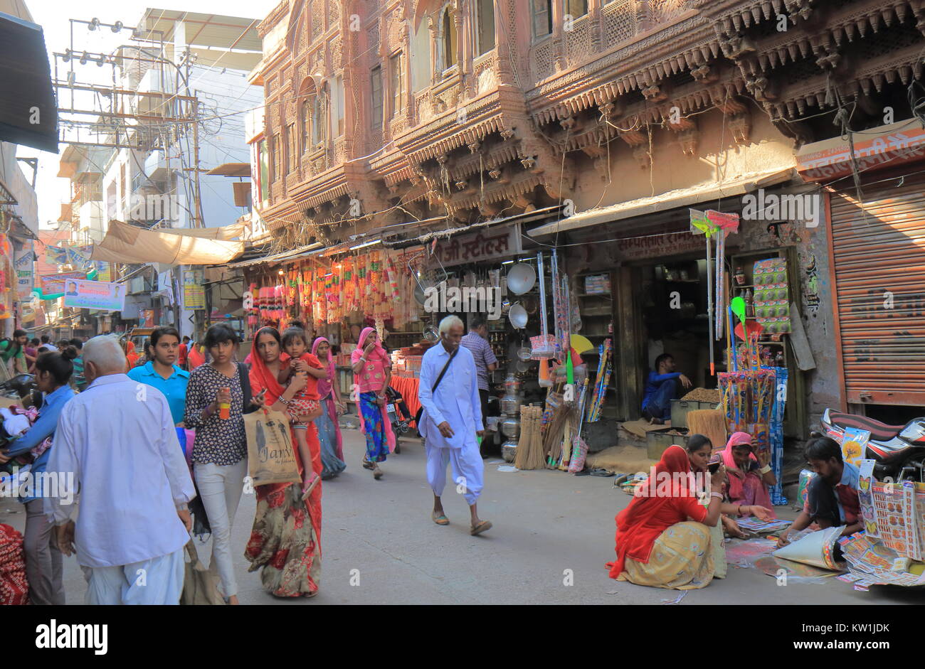 Menschen besuchen Sardar Street Market in Jodhpur Indien. Stockfoto