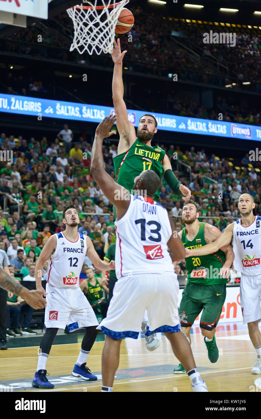 Jonas Valanciunas (Litauen) zählen ein Hook Shot gegen Boris Diaw (Frankreich) Stockfoto