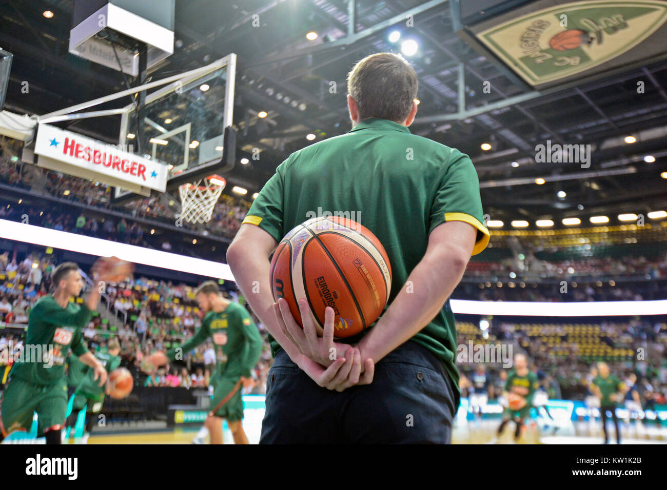 Eine assistan Trainer führenden de Warm up Line zurück zu einem Basketballspiel in Litauen Stockfoto