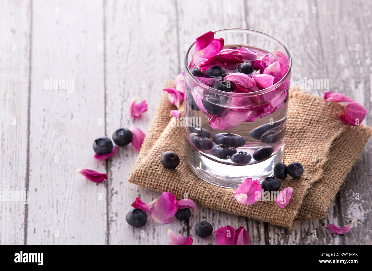 Frisches Obst Aromatisierte infundiert Wasser Mischung aus Heidelbeeren und Rose Stockfoto