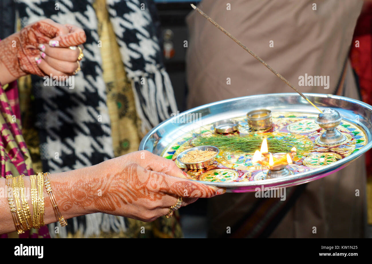 Platte mit heiligen Elemente für Puja (Gebete) Stockfoto