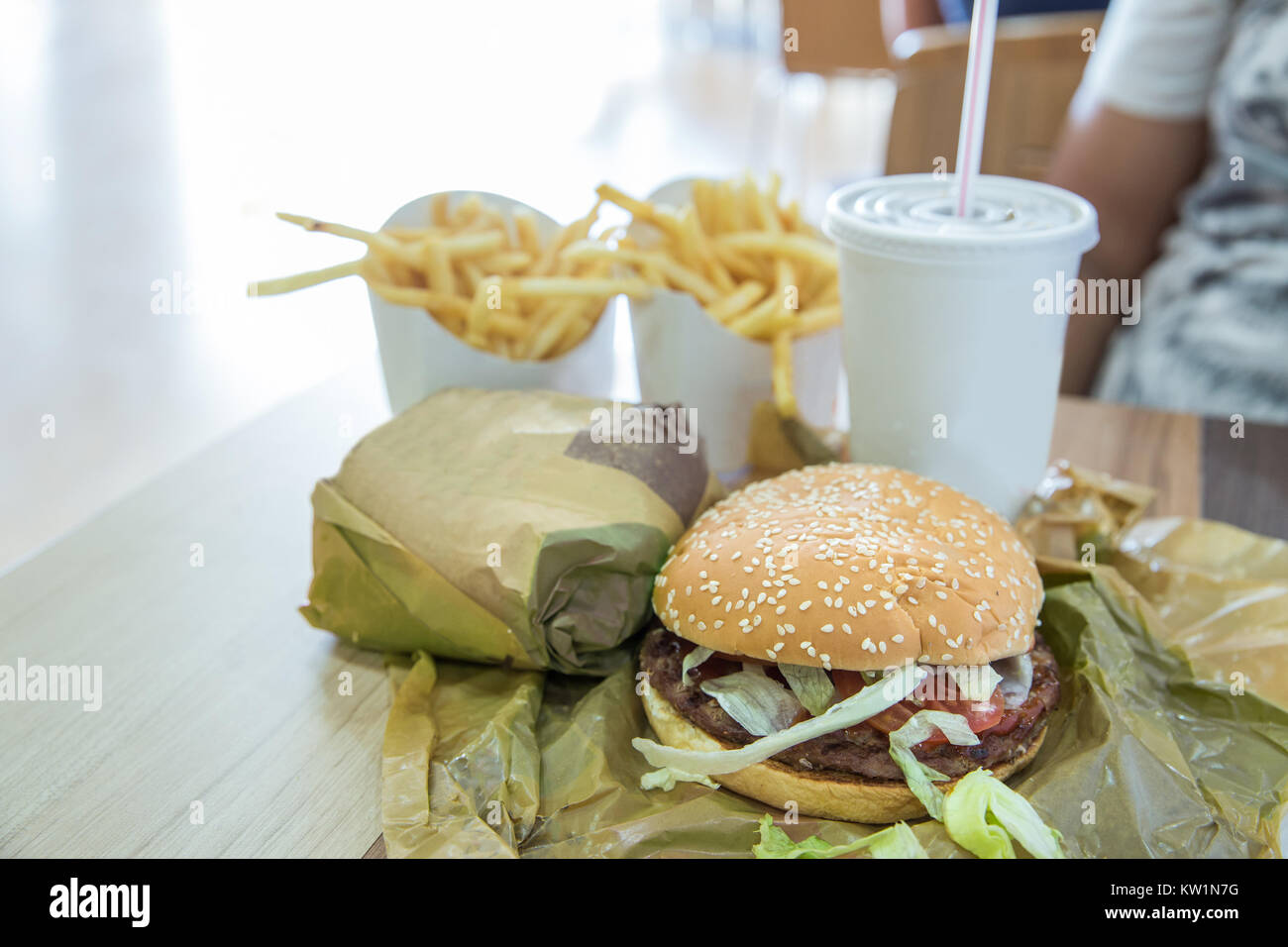 Hamburger mit Pommes Frites und Soda in einem Restaurant serviert. Stockfoto