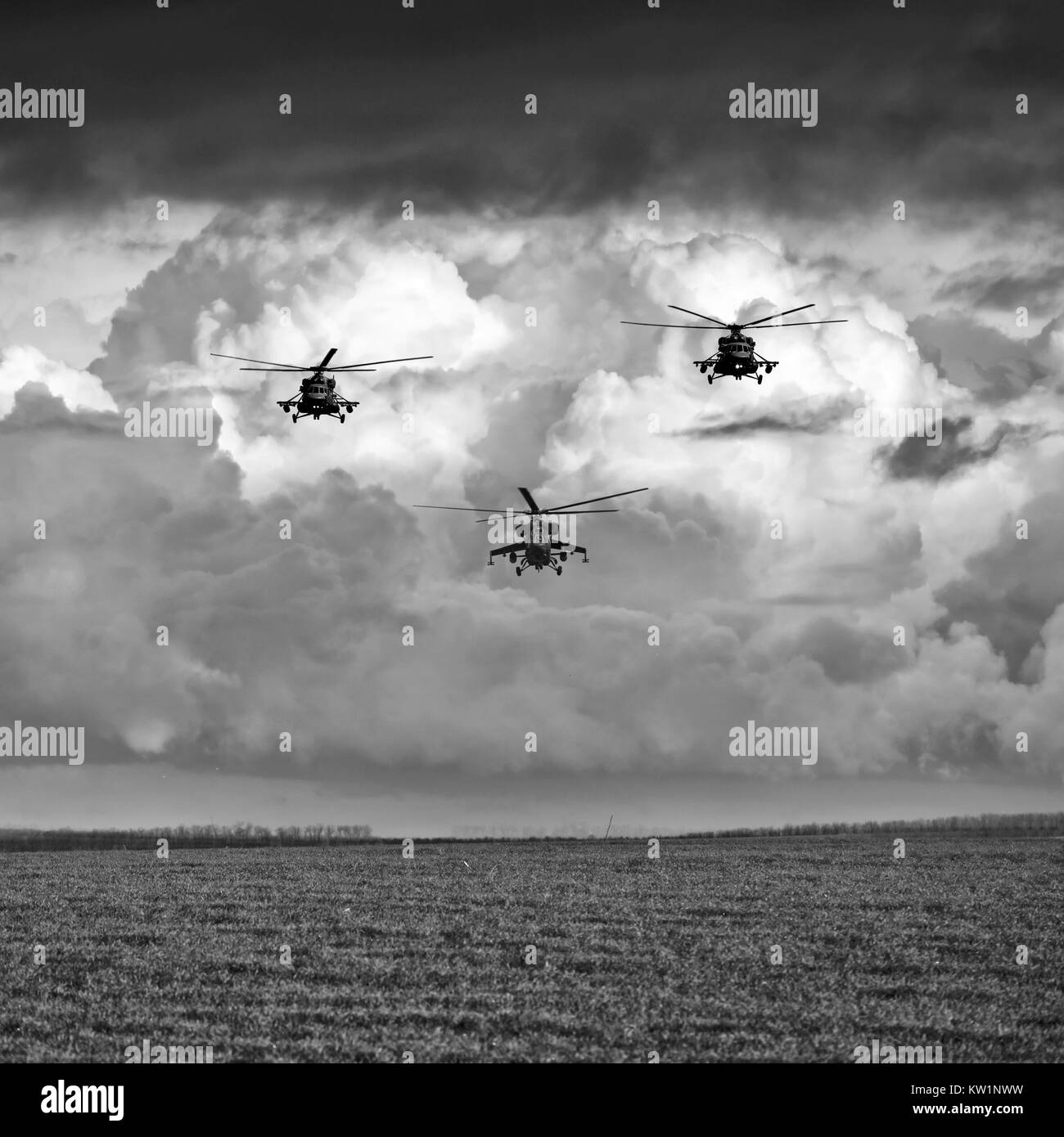 Gruppe Kampfhubschraubern, Mi-24, Mi-8 auf einem Hintergrund von Wolken Stockfoto