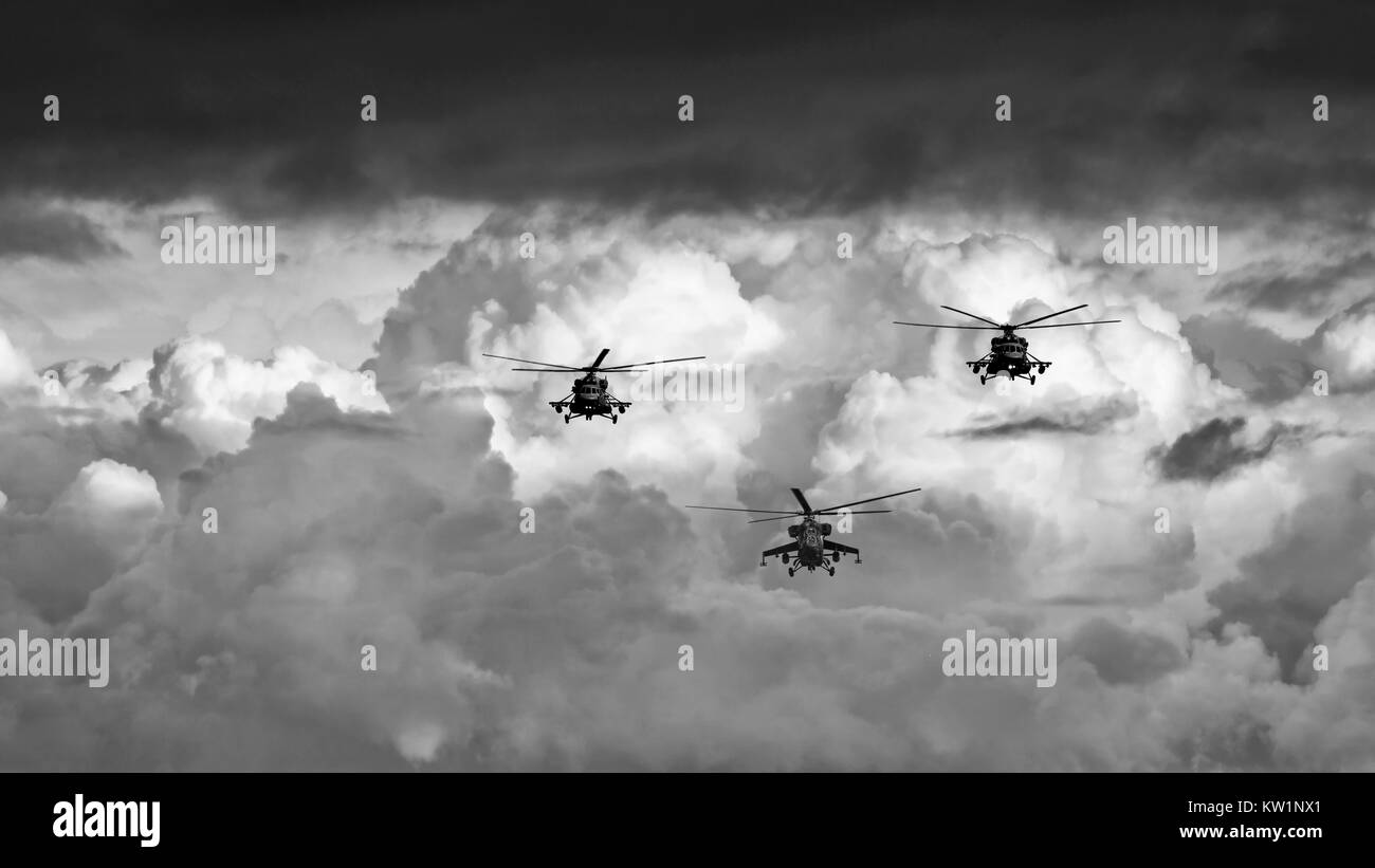 Gruppe Kampfhubschraubern, Mi-24, Mi-8 auf einem Hintergrund von Wolken Stockfoto