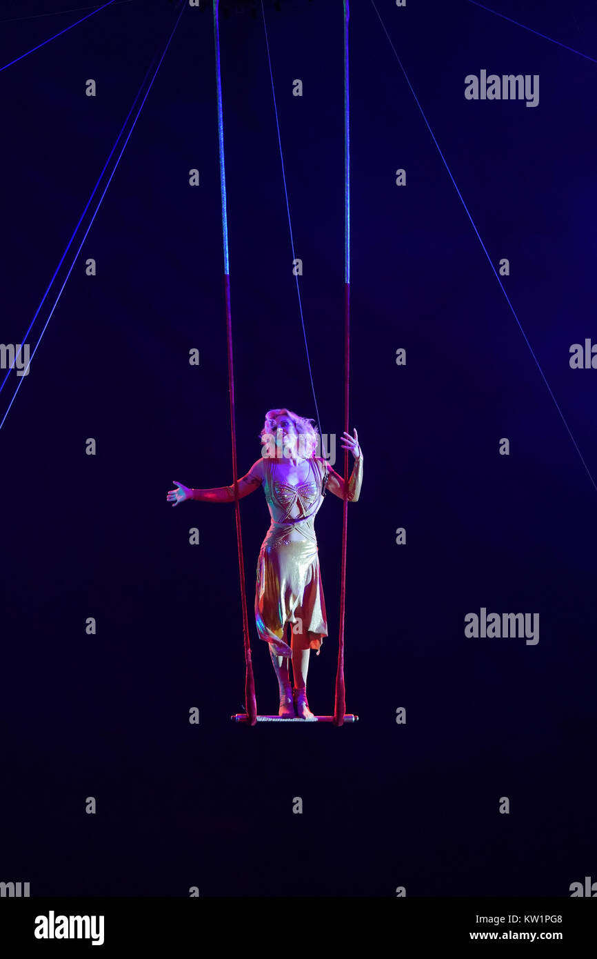 London, Großbritannien. 28 Dez, 2017. Ein Trapez Künstler der Moskauer Zirkus unter dem Grossen top in Ealing, London. Foto Datum: Donnerstag, 28. Dezember 2017. Credit: Roger Garfield/Alamy leben Nachrichten Stockfoto