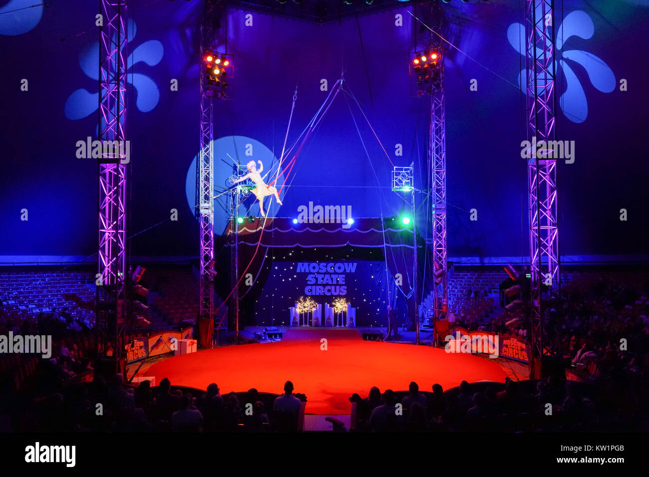 London, Großbritannien. 28 Dez, 2017. Ein Trapez Künstler der Moskauer Zirkus unter dem Grossen top in Ealing, London. Foto Datum: Donnerstag, 28. Dezember 2017. Credit: Roger Garfield/Alamy leben Nachrichten Stockfoto