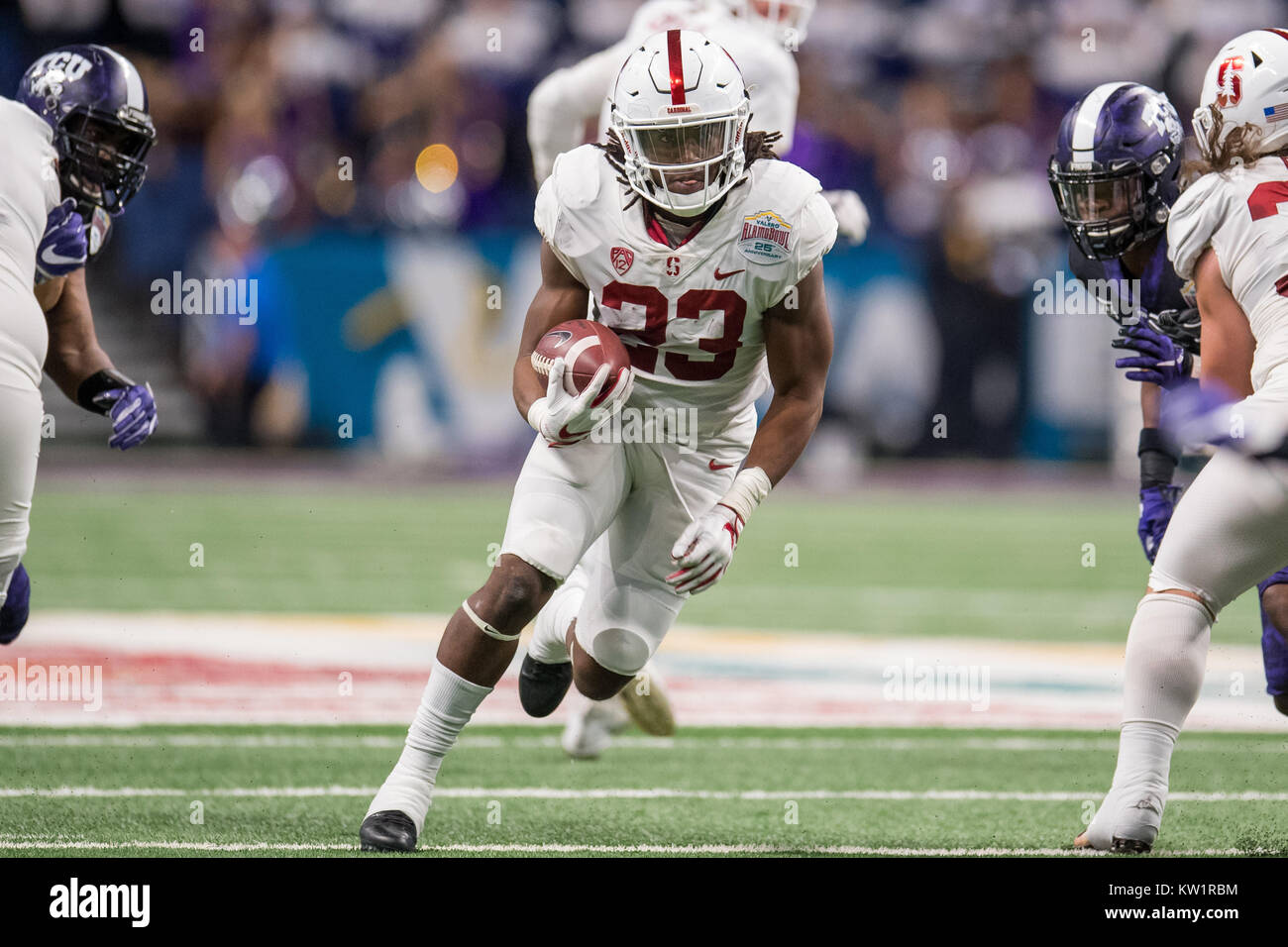 San Antonio, TX, USA. 28 Dez, 2017. Stanford Kardinal zurück läuft, Trevor Speights (23) trägt den Ball im zweiten Quartal die Alamo Schüssel NCAA Football Spiel zwischen der Steuereinheit TCU Horned Frogs und dem Stanford Kardinal im Alamodome in San Antonio, TX. Credit: Cal Sport Media/Alamy leben Nachrichten Stockfoto