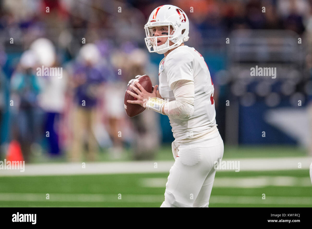 San Antonio, TX, USA. 28 Dez, 2017. Stanford Kardinal quarterback K.J. Costello (3) sieht im ersten Quartal der Alamo Schüssel NCAA Football Spiel zwischen der Steuereinheit TCU Horned Frogs und dem Stanford Kardinal im Alamodome in San Antonio, TX. Credit: Cal Sport Media/Alamy leben Nachrichten Stockfoto