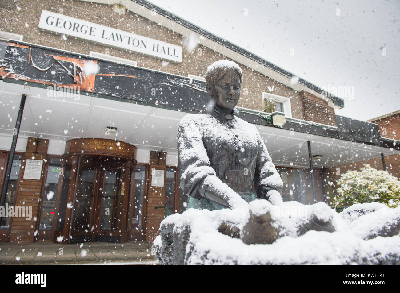 Manchester, Großbritannien. 29 Dez, 2017. Schneefall auf eine Skulptur vor dem George Lawton Halle im Walliser Dorf Mossley, Greater Manchester am Freitag, den 29. Dezember 2017. Quelle: Matthew Wilkinson/Alamy leben Nachrichten Stockfoto