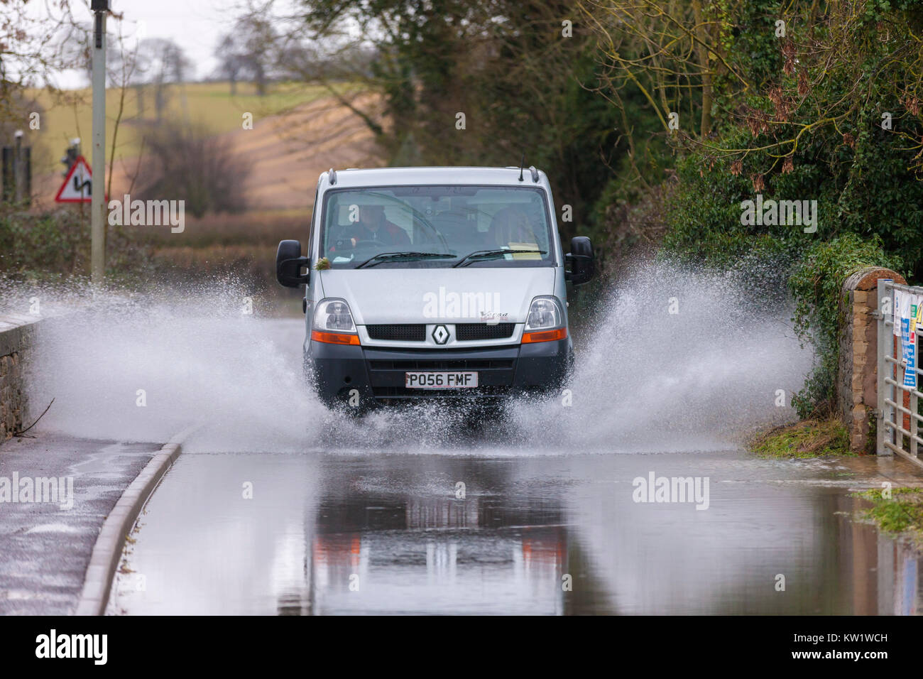 Northamptonshire, 29. Dezember 2017, Wetter. Der Fluss Nene überlaufen auf Station Rd durch die Weißen Mühlen Mariana, zwischen Earls Barton und Grendon durch den schweren nächtlichen Regen verursacht, Straße geschlossen. Credit: Keith J Smith./Alamy leben Nachrichten Stockfoto