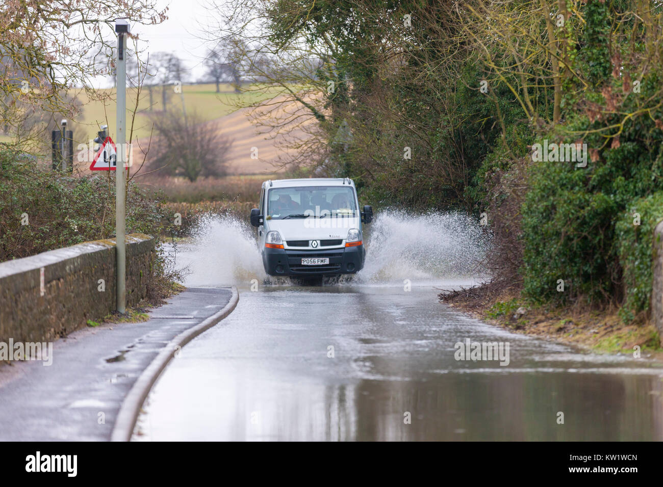 Northamptonshire, 29. Dezember 2017, Wetter. Der Fluss Nene überlaufen auf Station Rd durch die Weißen Mühlen Mariana, zwischen Earls Barton und Grendon durch den schweren nächtlichen Regen verursacht, Straße geschlossen. Credit: Keith J Smith./Alamy leben Nachrichten Stockfoto