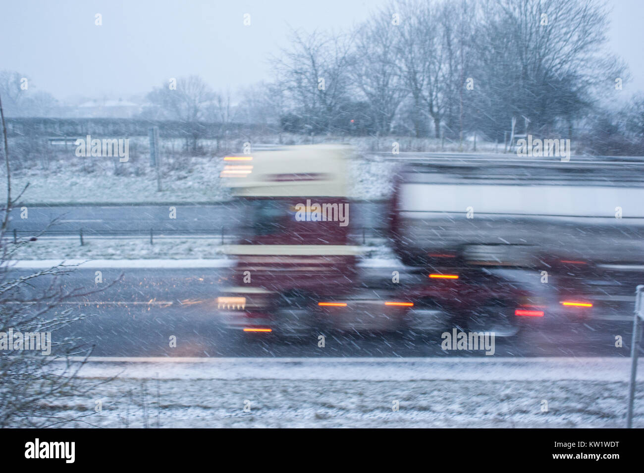 Appleby Cumbria. 29. Dez 2017. UK Wetter. Wie vorhergesagt ein schweren Schnee Dusche schlägt Cumbria jetzt, ein Lkw fährt auf der A 66 Trans Pennine Trunk Road. Credit: WittWooPhoto/Alamy leben Nachrichten Stockfoto