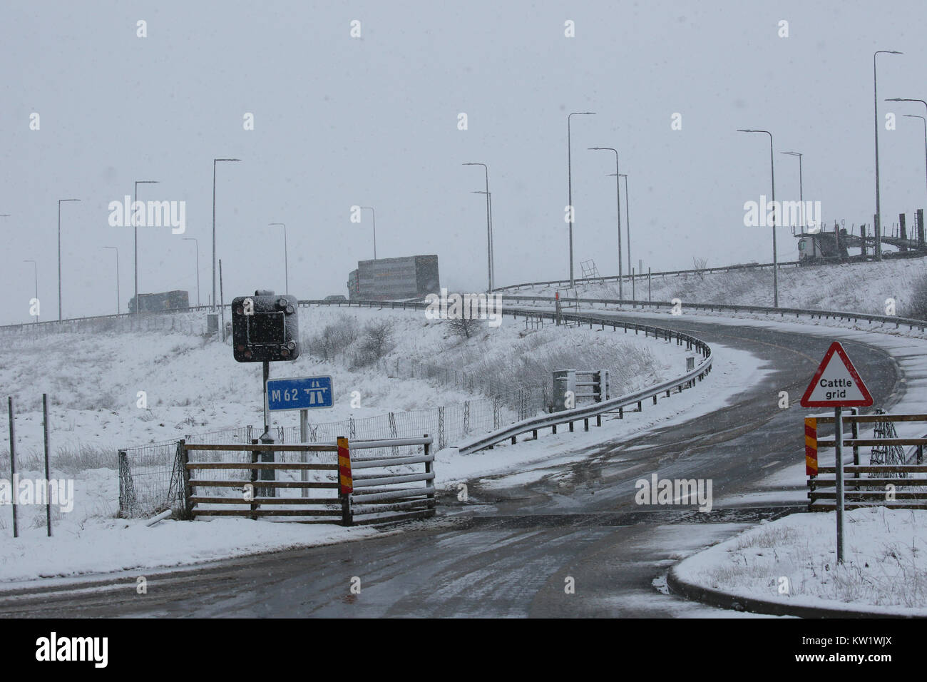 Saddleworth, Großbritannien. 29 Dez, 2017. Die Trans Penine Route zwischen Liverpool und Rumpf bleibt geöffnet, während eines Schneesturms, M62, Saddleworth, 29 Dezember, 2017 (C) Barbara Cook/Alamy leben Nachrichten Stockfoto