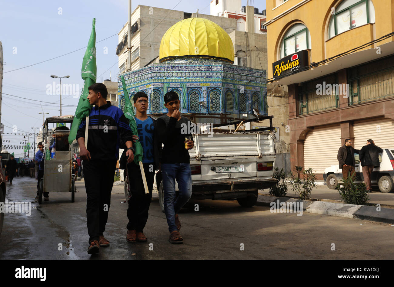 Gaza, Gaza, Palästina. 29. Dezember 2017. Islamische Bewegungen März in Gaza Stadt ihre Opposition gegen Trump''° s bevorstehende Erklärung seiner formellen Anerkennung von Jerusalem als Hauptstadt von Israel zu äußern, sowie seine Entscheidung, die US-Botschaft von Tel Aviv nach Jerusalem. Die Palästinenser tragen Schilder mit dem Argument, dass Jerusalem ist eine rote Linie. Während Israel immer Jerusalem als Hauptstadt angesehen hat, Palästinenser behaupten, Ost-Jerusalem als Hauptstadt des künftigen palästinensischen Staates. Trump''° s Ankündigung bedeutet in den USA wird das erste Land Jerusalem als zu erkennen Stockfoto