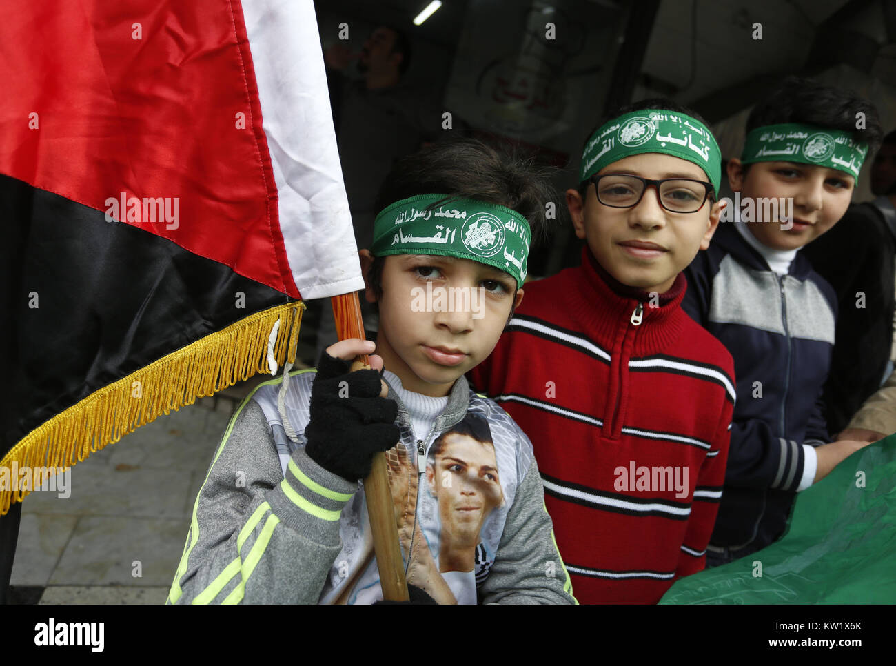 Gaza, Gaza, Palästina. 29. Dezember 2017. Islamische Bewegungen März in Gaza Stadt ihre Opposition gegen Trump''° s bevorstehende Erklärung seiner formellen Anerkennung von Jerusalem als Hauptstadt von Israel zu äußern, sowie seine Entscheidung, die US-Botschaft von Tel Aviv nach Jerusalem. Die Palästinenser tragen Schilder mit dem Argument, dass Jerusalem ist eine rote Linie. Während Israel immer Jerusalem als Hauptstadt angesehen hat, Palästinenser behaupten, Ost-Jerusalem als Hauptstadt des künftigen palästinensischen Staates. Trump''° s Ankündigung bedeutet in den USA wird das erste Land Jerusalem als zu erkennen Stockfoto