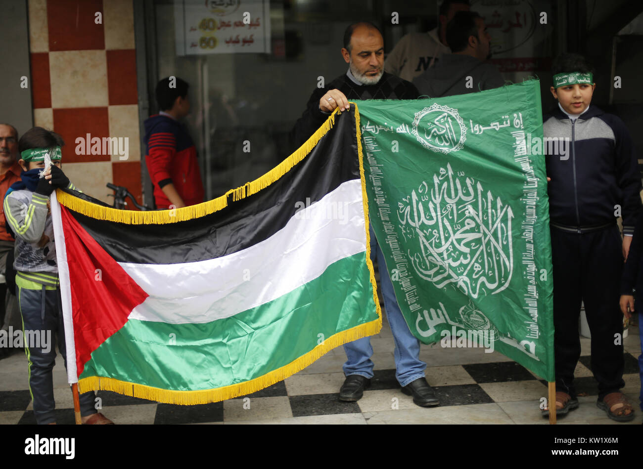 Gaza, Gaza, Palästina. 29. Dezember 2017. Islamische Bewegungen März in Gaza Stadt ihre Opposition gegen Trump''° s bevorstehende Erklärung seiner formellen Anerkennung von Jerusalem als Hauptstadt von Israel zu äußern, sowie seine Entscheidung, die US-Botschaft von Tel Aviv nach Jerusalem. Die Palästinenser tragen Schilder mit dem Argument, dass Jerusalem ist eine rote Linie. Während Israel immer Jerusalem als Hauptstadt angesehen hat, Palästinenser behaupten, Ost-Jerusalem als Hauptstadt des künftigen palästinensischen Staates. Trump''° s Ankündigung bedeutet in den USA wird das erste Land Jerusalem als zu erkennen Stockfoto