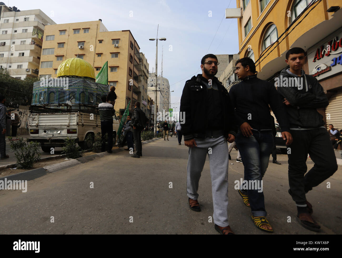 Gaza, Gaza, Palästina. 29. Dezember 2017. Islamische Bewegungen März in Gaza Stadt ihre Opposition gegen Trump''° s bevorstehende Erklärung seiner formellen Anerkennung von Jerusalem als Hauptstadt von Israel zu äußern, sowie seine Entscheidung, die US-Botschaft von Tel Aviv nach Jerusalem. Die Palästinenser tragen Schilder mit dem Argument, dass Jerusalem ist eine rote Linie. Während Israel immer Jerusalem als Hauptstadt angesehen hat, Palästinenser behaupten, Ost-Jerusalem als Hauptstadt des künftigen palästinensischen Staates. Trump''° s Ankündigung bedeutet in den USA wird das erste Land Jerusalem als zu erkennen Stockfoto