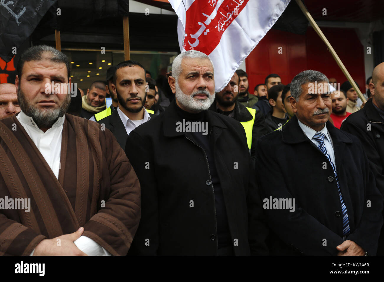 Gaza, Gaza, Palästina. 29. Dezember 2017. Islamische Bewegungen März in Gaza Stadt ihre Opposition gegen Trump''° s bevorstehende Erklärung seiner formellen Anerkennung von Jerusalem als Hauptstadt von Israel zu äußern, sowie seine Entscheidung, die US-Botschaft von Tel Aviv nach Jerusalem. Die Palästinenser tragen Schilder mit dem Argument, dass Jerusalem ist eine rote Linie. Während Israel immer Jerusalem als Hauptstadt angesehen hat, Palästinenser behaupten, Ost-Jerusalem als Hauptstadt des künftigen palästinensischen Staates. Trump''° s Ankündigung bedeutet in den USA wird das erste Land Jerusalem als zu erkennen Stockfoto