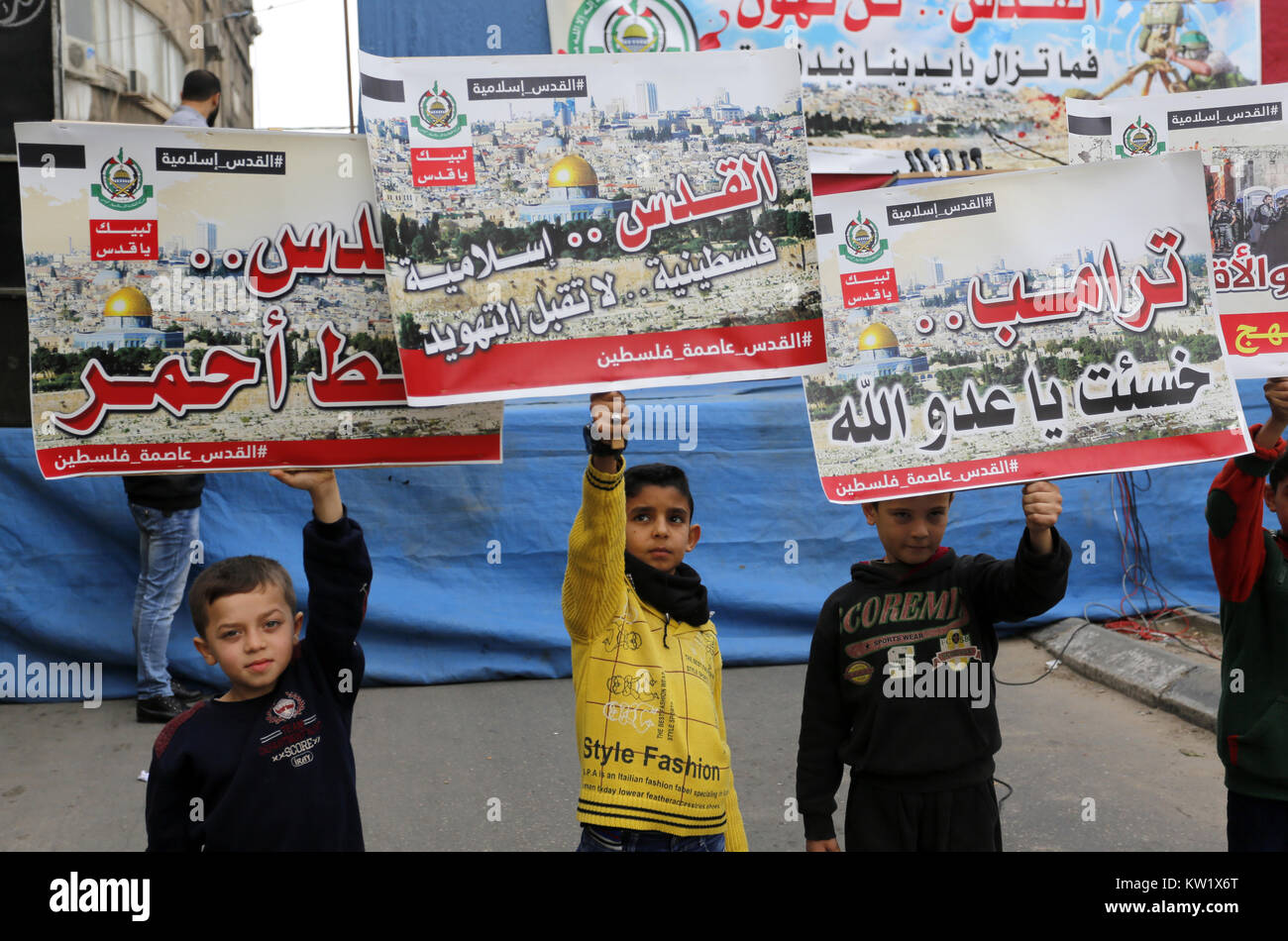 Gaza, Gaza, Palästina. 29. Dezember 2017. Islamische Bewegungen März in Gaza Stadt ihre Opposition gegen Trump''° s bevorstehende Erklärung seiner formellen Anerkennung von Jerusalem als Hauptstadt von Israel zu äußern, sowie seine Entscheidung, die US-Botschaft von Tel Aviv nach Jerusalem. Die Palästinenser tragen Schilder mit dem Argument, dass Jerusalem ist eine rote Linie. Während Israel immer Jerusalem als Hauptstadt angesehen hat, Palästinenser behaupten, Ost-Jerusalem als Hauptstadt des künftigen palästinensischen Staates. Trump''° s Ankündigung bedeutet in den USA wird das erste Land Jerusalem als zu erkennen Stockfoto