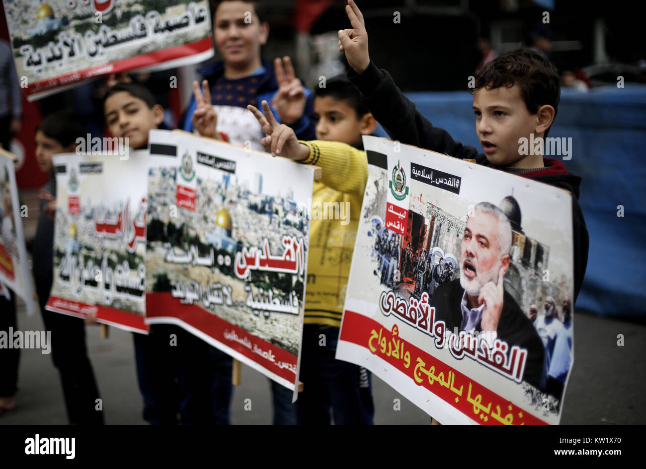Gaza, Gaza, Palästina. 29. Dezember 2017. Islamische Bewegungen März in Gaza Stadt ihre Opposition gegen Trump''° s bevorstehende Erklärung seiner formellen Anerkennung von Jerusalem als Hauptstadt von Israel zu äußern, sowie seine Entscheidung, die US-Botschaft von Tel Aviv nach Jerusalem. Die Palästinenser tragen Schilder mit dem Argument, dass Jerusalem ist eine rote Linie. Während Israel immer Jerusalem als Hauptstadt angesehen hat, Palästinenser behaupten, Ost-Jerusalem als Hauptstadt des künftigen palästinensischen Staates. Trump''° s Ankündigung bedeutet in den USA wird das erste Land Jerusalem als zu erkennen Stockfoto