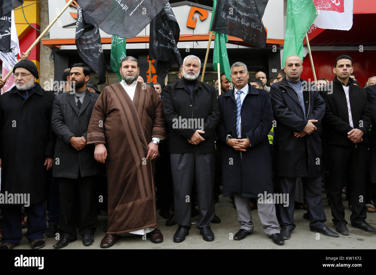 Gaza, Gaza, Palästina. 29. Dezember 2017. Islamische Bewegungen März in Gaza Stadt ihre Opposition gegen Trump''° s bevorstehende Erklärung seiner formellen Anerkennung von Jerusalem als Hauptstadt von Israel zu äußern, sowie seine Entscheidung, die US-Botschaft von Tel Aviv nach Jerusalem. Die Palästinenser tragen Schilder mit dem Argument, dass Jerusalem ist eine rote Linie. Während Israel immer Jerusalem als Hauptstadt angesehen hat, Palästinenser behaupten, Ost-Jerusalem als Hauptstadt des künftigen palästinensischen Staates. Trump''° s Ankündigung bedeutet in den USA wird das erste Land Jerusalem als zu erkennen Stockfoto