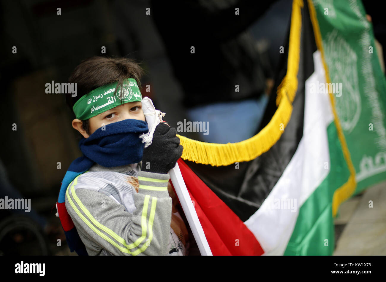 Gaza, Gaza, Palästina. 29. Dezember 2017. Islamische Bewegungen März in Gaza Stadt ihre Opposition gegen Trump''° s bevorstehende Erklärung seiner formellen Anerkennung von Jerusalem als Hauptstadt von Israel zu äußern, sowie seine Entscheidung, die US-Botschaft von Tel Aviv nach Jerusalem. Die Palästinenser tragen Schilder mit dem Argument, dass Jerusalem ist eine rote Linie. Während Israel immer Jerusalem als Hauptstadt angesehen hat, Palästinenser behaupten, Ost-Jerusalem als Hauptstadt des künftigen palästinensischen Staates. Trump''° s Ankündigung bedeutet in den USA wird das erste Land Jerusalem als zu erkennen Stockfoto