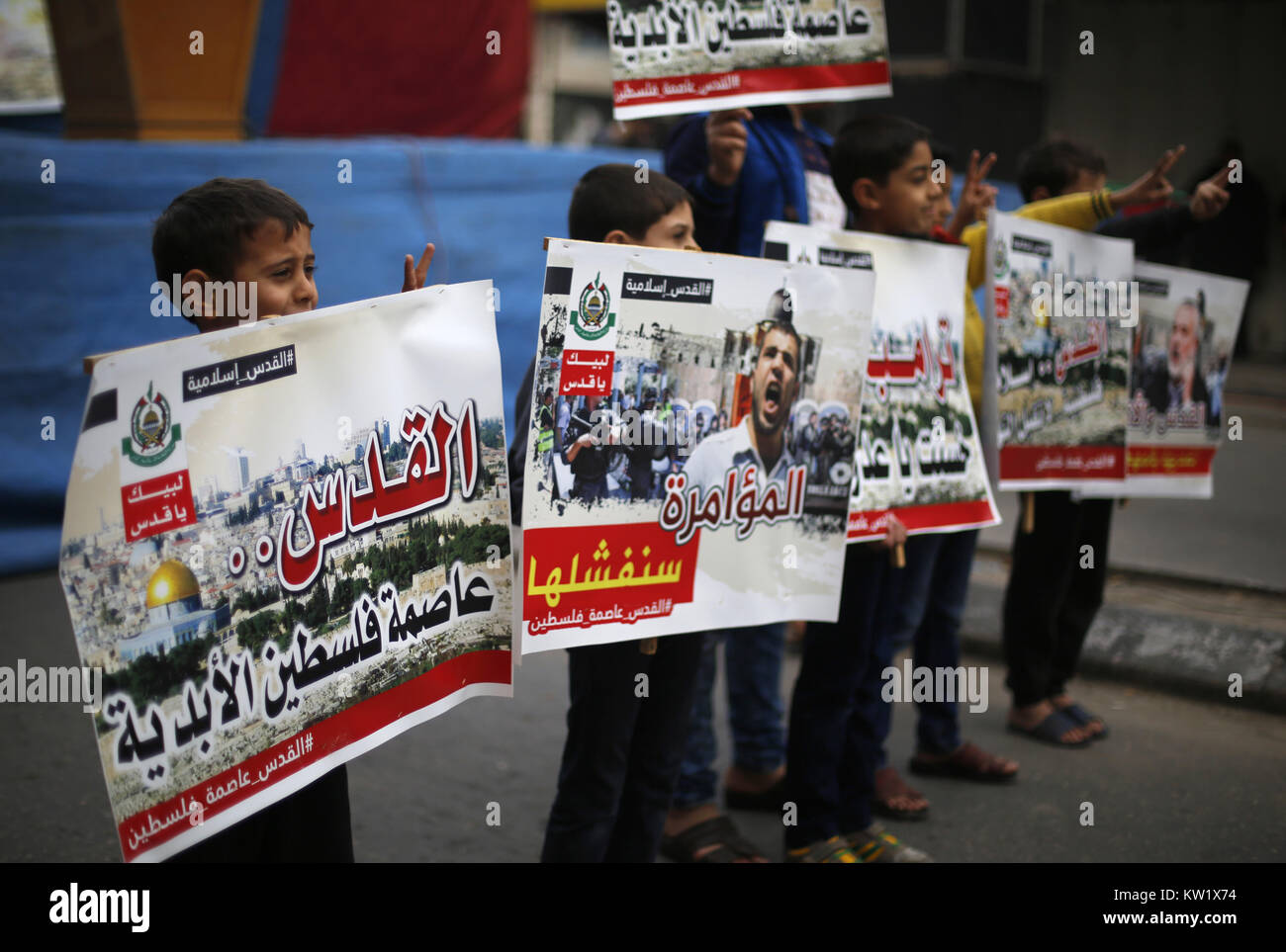 Gaza, Gaza, Palästina. 29. Dezember 2017. Islamische Bewegungen März in Gaza Stadt ihre Opposition gegen Trump''° s bevorstehende Erklärung seiner formellen Anerkennung von Jerusalem als Hauptstadt von Israel zu äußern, sowie seine Entscheidung, die US-Botschaft von Tel Aviv nach Jerusalem. Die Palästinenser tragen Schilder mit dem Argument, dass Jerusalem ist eine rote Linie. Während Israel immer Jerusalem als Hauptstadt angesehen hat, Palästinenser behaupten, Ost-Jerusalem als Hauptstadt des künftigen palästinensischen Staates. Trump''° s Ankündigung bedeutet in den USA wird das erste Land Jerusalem als zu erkennen Stockfoto