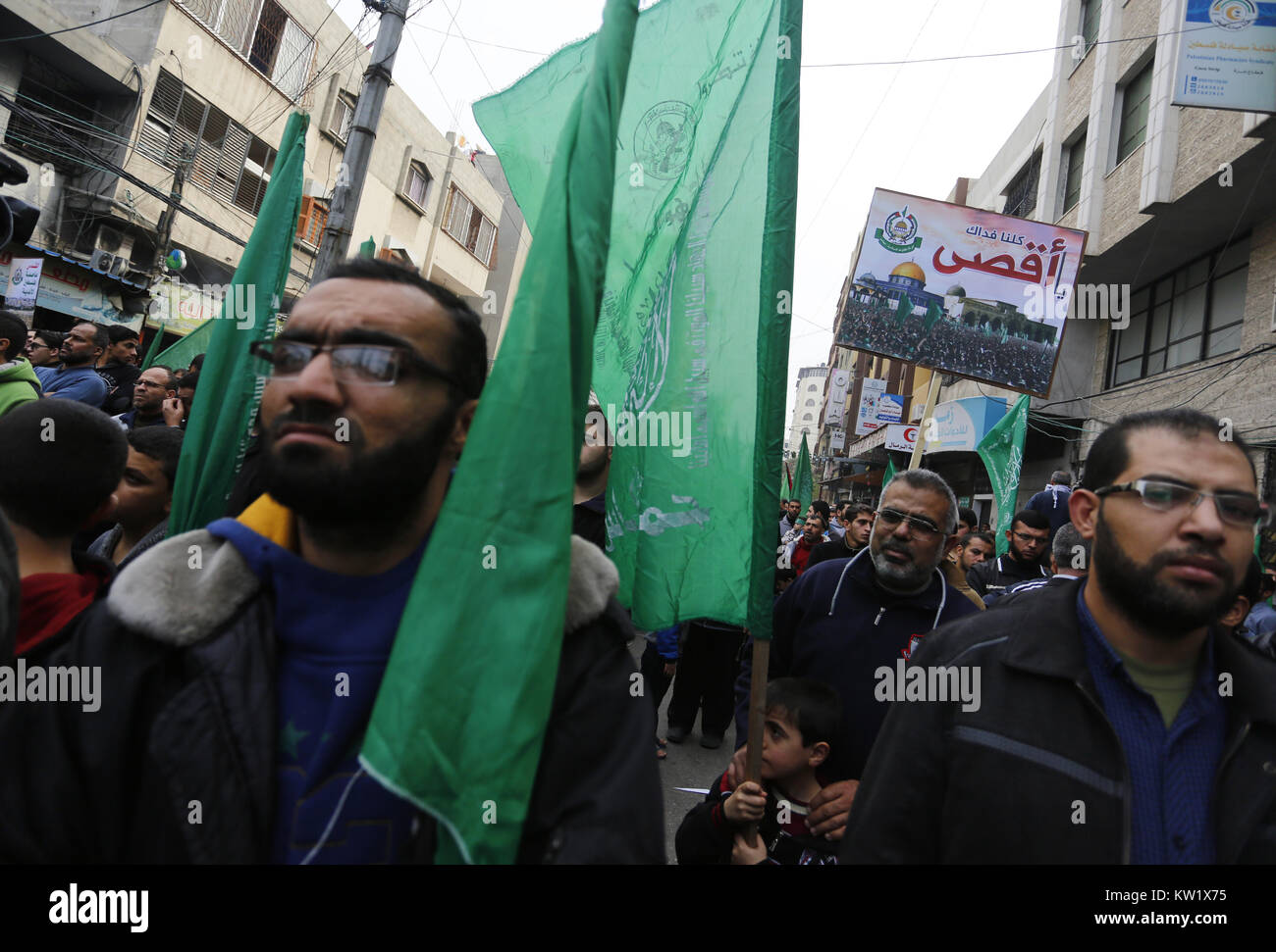 Gaza, Gaza, Palästina. 29. Dezember 2017. Islamische Bewegungen März in Gaza Stadt ihre Opposition gegen Trump''° s bevorstehende Erklärung seiner formellen Anerkennung von Jerusalem als Hauptstadt von Israel zu äußern, sowie seine Entscheidung, die US-Botschaft von Tel Aviv nach Jerusalem. Die Palästinenser tragen Schilder mit dem Argument, dass Jerusalem ist eine rote Linie. Während Israel immer Jerusalem als Hauptstadt angesehen hat, Palästinenser behaupten, Ost-Jerusalem als Hauptstadt des künftigen palästinensischen Staates. Trump''° s Ankündigung bedeutet in den USA wird das erste Land Jerusalem als zu erkennen Stockfoto