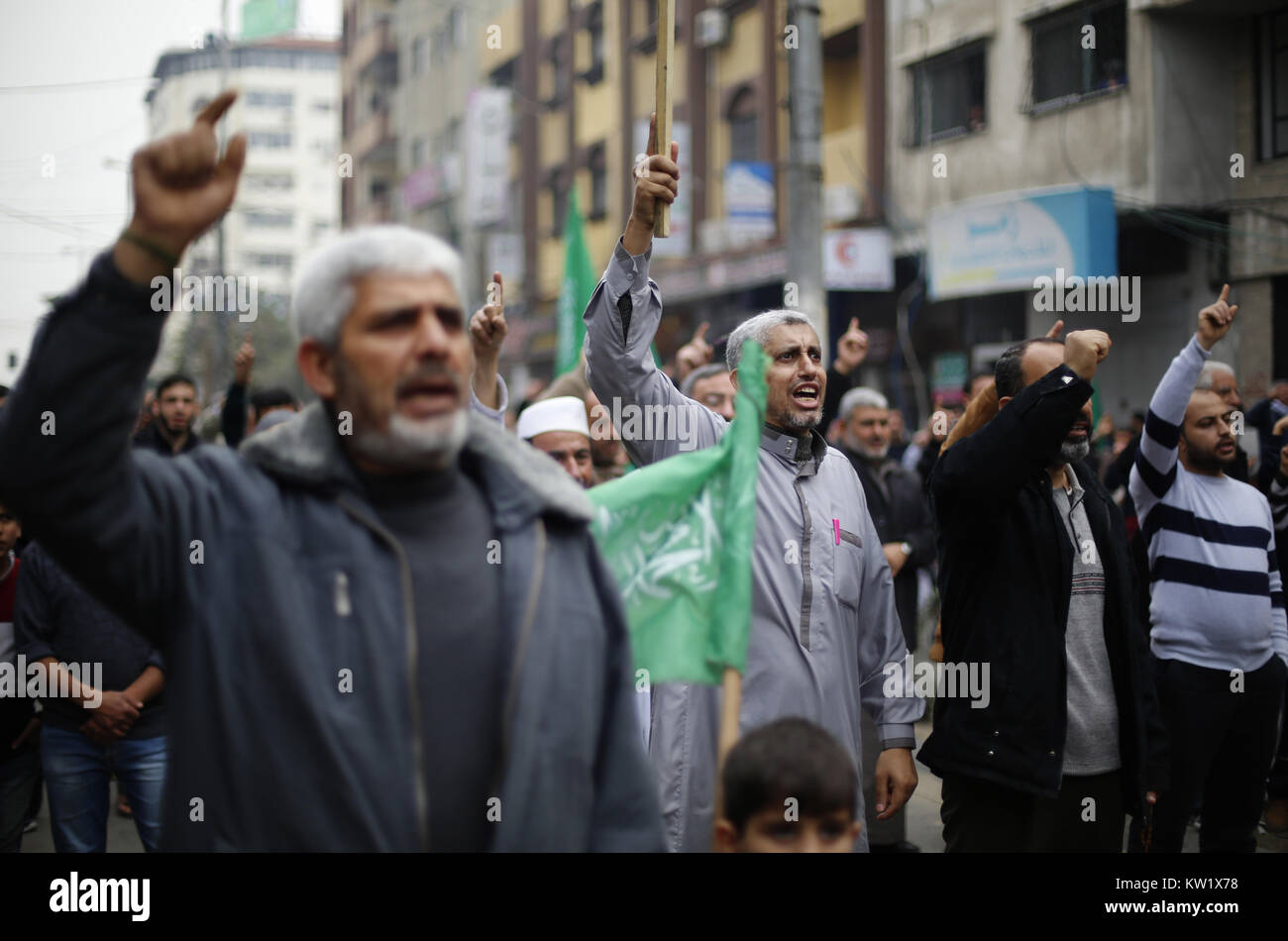 Gaza, Gaza, Palästina. 29. Dezember 2017. Islamische Bewegungen März in Gaza Stadt ihre Opposition gegen Trump''° s bevorstehende Erklärung seiner formellen Anerkennung von Jerusalem als Hauptstadt von Israel zu äußern, sowie seine Entscheidung, die US-Botschaft von Tel Aviv nach Jerusalem. Die Palästinenser tragen Schilder mit dem Argument, dass Jerusalem ist eine rote Linie. Während Israel immer Jerusalem als Hauptstadt angesehen hat, Palästinenser behaupten, Ost-Jerusalem als Hauptstadt des künftigen palästinensischen Staates. Trump''° s Ankündigung bedeutet in den USA wird das erste Land Jerusalem als zu erkennen Stockfoto