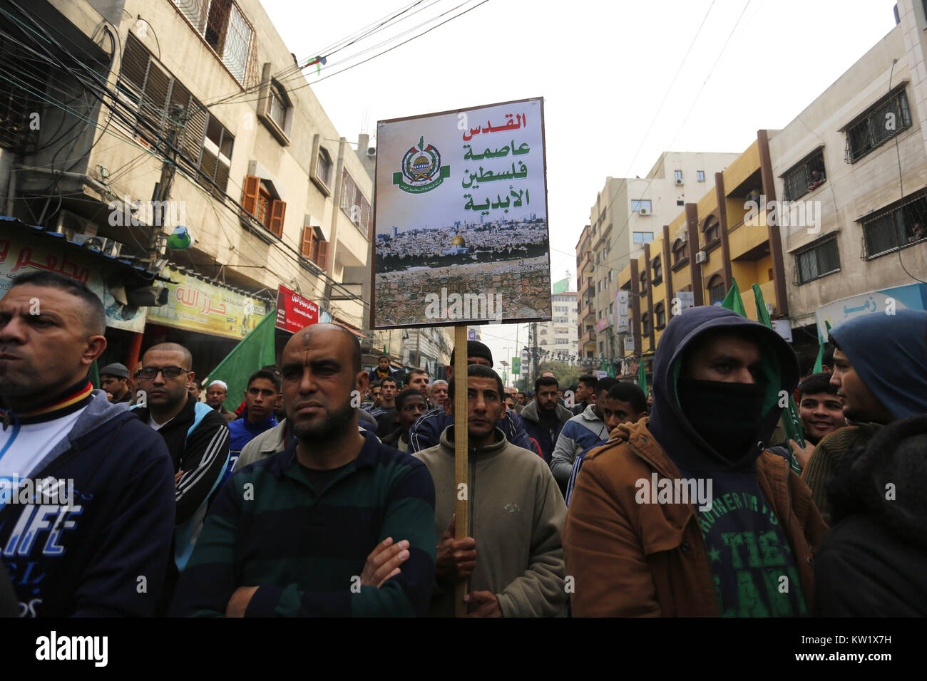Gaza, Gaza, Palästina. 29. Dezember 2017. Islamische Bewegungen März in Gaza Stadt ihre Opposition gegen Trump''° s bevorstehende Erklärung seiner formellen Anerkennung von Jerusalem als Hauptstadt von Israel zu äußern, sowie seine Entscheidung, die US-Botschaft von Tel Aviv nach Jerusalem. Die Palästinenser tragen Schilder mit dem Argument, dass Jerusalem ist eine rote Linie. Während Israel immer Jerusalem als Hauptstadt angesehen hat, Palästinenser behaupten, Ost-Jerusalem als Hauptstadt des künftigen palästinensischen Staates. Trump''° s Ankündigung bedeutet in den USA wird das erste Land Jerusalem als zu erkennen Stockfoto