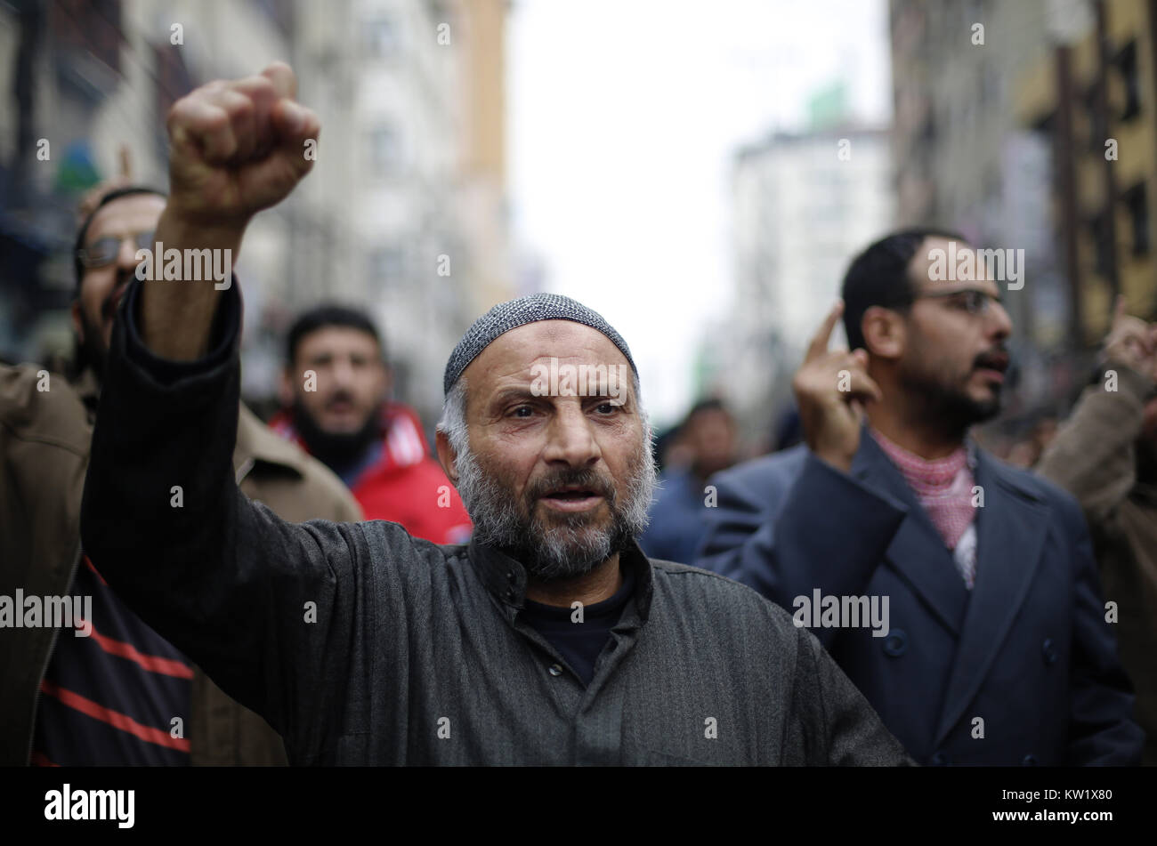 Gaza, Gaza, Palästina. 29. Dezember 2017. Islamische Bewegungen März in Gaza Stadt ihre Opposition gegen Trump''° s bevorstehende Erklärung seiner formellen Anerkennung von Jerusalem als Hauptstadt von Israel zu äußern, sowie seine Entscheidung, die US-Botschaft von Tel Aviv nach Jerusalem. Die Palästinenser tragen Schilder mit dem Argument, dass Jerusalem ist eine rote Linie. Während Israel immer Jerusalem als Hauptstadt angesehen hat, Palästinenser behaupten, Ost-Jerusalem als Hauptstadt des künftigen palästinensischen Staates. Trump''° s Ankündigung bedeutet in den USA wird das erste Land Jerusalem als zu erkennen Stockfoto