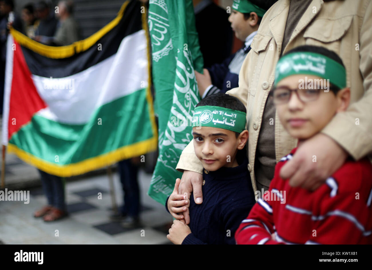 Gaza, Gaza, Palästina. 29. Dezember 2017. Islamische Bewegungen März in Gaza Stadt ihre Opposition gegen Trump''° s bevorstehende Erklärung seiner formellen Anerkennung von Jerusalem als Hauptstadt von Israel zu äußern, sowie seine Entscheidung, die US-Botschaft von Tel Aviv nach Jerusalem. Die Palästinenser tragen Schilder mit dem Argument, dass Jerusalem ist eine rote Linie. Während Israel immer Jerusalem als Hauptstadt angesehen hat, Palästinenser behaupten, Ost-Jerusalem als Hauptstadt des künftigen palästinensischen Staates. Trump''° s Ankündigung bedeutet in den USA wird das erste Land Jerusalem als zu erkennen Stockfoto