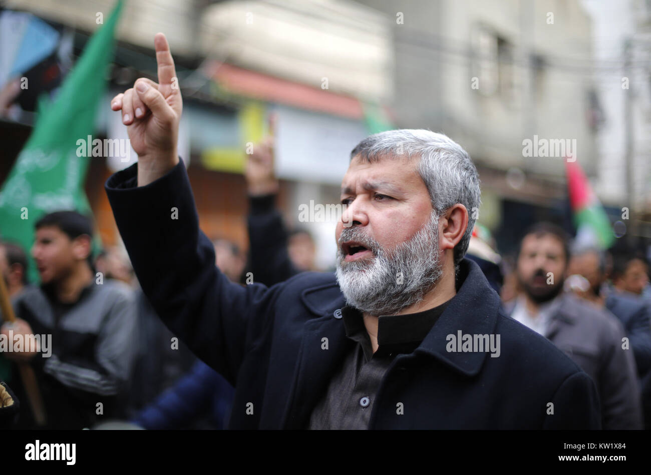 Gaza, Gaza, Palästina. 29. Dezember 2017. Islamische Bewegungen März in Gaza Stadt ihre Opposition gegen Trump''° s bevorstehende Erklärung seiner formellen Anerkennung von Jerusalem als Hauptstadt von Israel zu äußern, sowie seine Entscheidung, die US-Botschaft von Tel Aviv nach Jerusalem. Die Palästinenser tragen Schilder mit dem Argument, dass Jerusalem ist eine rote Linie. Während Israel immer Jerusalem als Hauptstadt angesehen hat, Palästinenser behaupten, Ost-Jerusalem als Hauptstadt des künftigen palästinensischen Staates. Trump''° s Ankündigung bedeutet in den USA wird das erste Land Jerusalem als zu erkennen Stockfoto