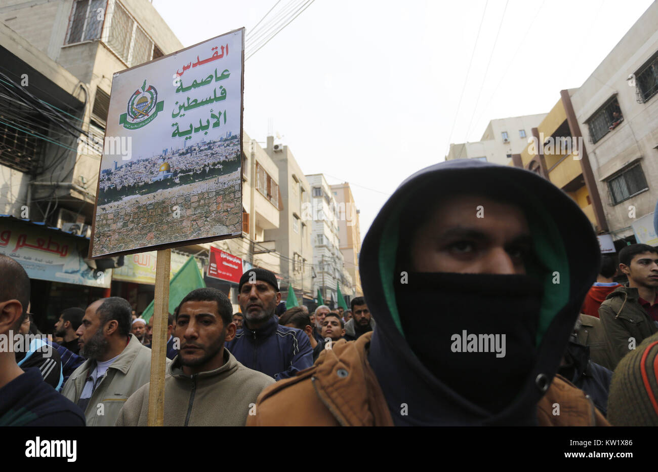 Gaza, Gaza, Palästina. 29. Dezember 2017. Islamische Bewegungen März in Gaza Stadt ihre Opposition gegen Trump''° s bevorstehende Erklärung seiner formellen Anerkennung von Jerusalem als Hauptstadt von Israel zu äußern, sowie seine Entscheidung, die US-Botschaft von Tel Aviv nach Jerusalem. Die Palästinenser tragen Schilder mit dem Argument, dass Jerusalem ist eine rote Linie. Während Israel immer Jerusalem als Hauptstadt angesehen hat, Palästinenser behaupten, Ost-Jerusalem als Hauptstadt des künftigen palästinensischen Staates. Trump''° s Ankündigung bedeutet in den USA wird das erste Land Jerusalem als zu erkennen Stockfoto