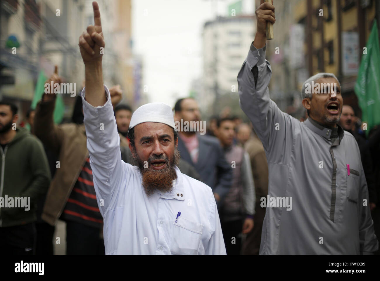 Gaza, Gaza, Palästina. 29. Dezember 2017. Islamische Bewegungen März in Gaza Stadt ihre Opposition gegen Trump''° s bevorstehende Erklärung seiner formellen Anerkennung von Jerusalem als Hauptstadt von Israel zu äußern, sowie seine Entscheidung, die US-Botschaft von Tel Aviv nach Jerusalem. Die Palästinenser tragen Schilder mit dem Argument, dass Jerusalem ist eine rote Linie. Während Israel immer Jerusalem als Hauptstadt angesehen hat, Palästinenser behaupten, Ost-Jerusalem als Hauptstadt des künftigen palästinensischen Staates. Trump''° s Ankündigung bedeutet in den USA wird das erste Land Jerusalem als zu erkennen Stockfoto