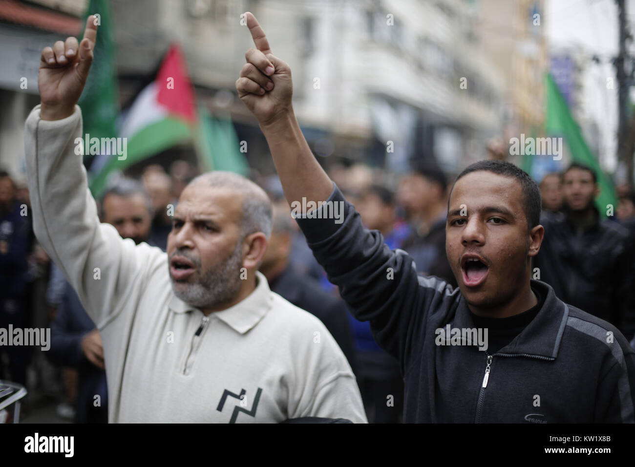 Gaza, Gaza, Palästina. 29. Dezember 2017. Islamische Bewegungen März in Gaza Stadt ihre Opposition gegen Trump''° s bevorstehende Erklärung seiner formellen Anerkennung von Jerusalem als Hauptstadt von Israel zu äußern, sowie seine Entscheidung, die US-Botschaft von Tel Aviv nach Jerusalem. Die Palästinenser tragen Schilder mit dem Argument, dass Jerusalem ist eine rote Linie. Während Israel immer Jerusalem als Hauptstadt angesehen hat, Palästinenser behaupten, Ost-Jerusalem als Hauptstadt des künftigen palästinensischen Staates. Trump''° s Ankündigung bedeutet in den USA wird das erste Land Jerusalem als zu erkennen Stockfoto