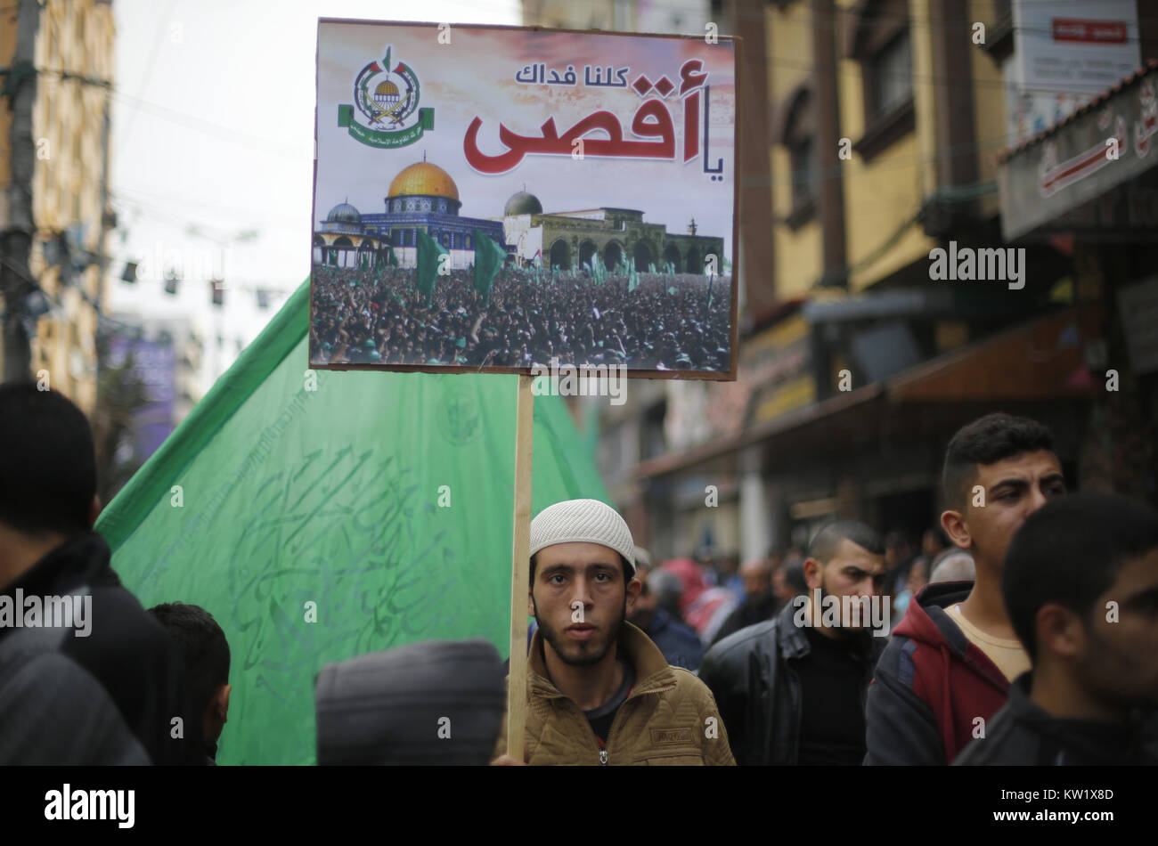 Gaza, Gaza, Palästina. 29. Dezember 2017. Islamische Bewegungen März in Gaza Stadt ihre Opposition gegen Trump''° s bevorstehende Erklärung seiner formellen Anerkennung von Jerusalem als Hauptstadt von Israel zu äußern, sowie seine Entscheidung, die US-Botschaft von Tel Aviv nach Jerusalem. Die Palästinenser tragen Schilder mit dem Argument, dass Jerusalem ist eine rote Linie. Während Israel immer Jerusalem als Hauptstadt angesehen hat, Palästinenser behaupten, Ost-Jerusalem als Hauptstadt des künftigen palästinensischen Staates. Trump''° s Ankündigung bedeutet in den USA wird das erste Land Jerusalem als zu erkennen Stockfoto