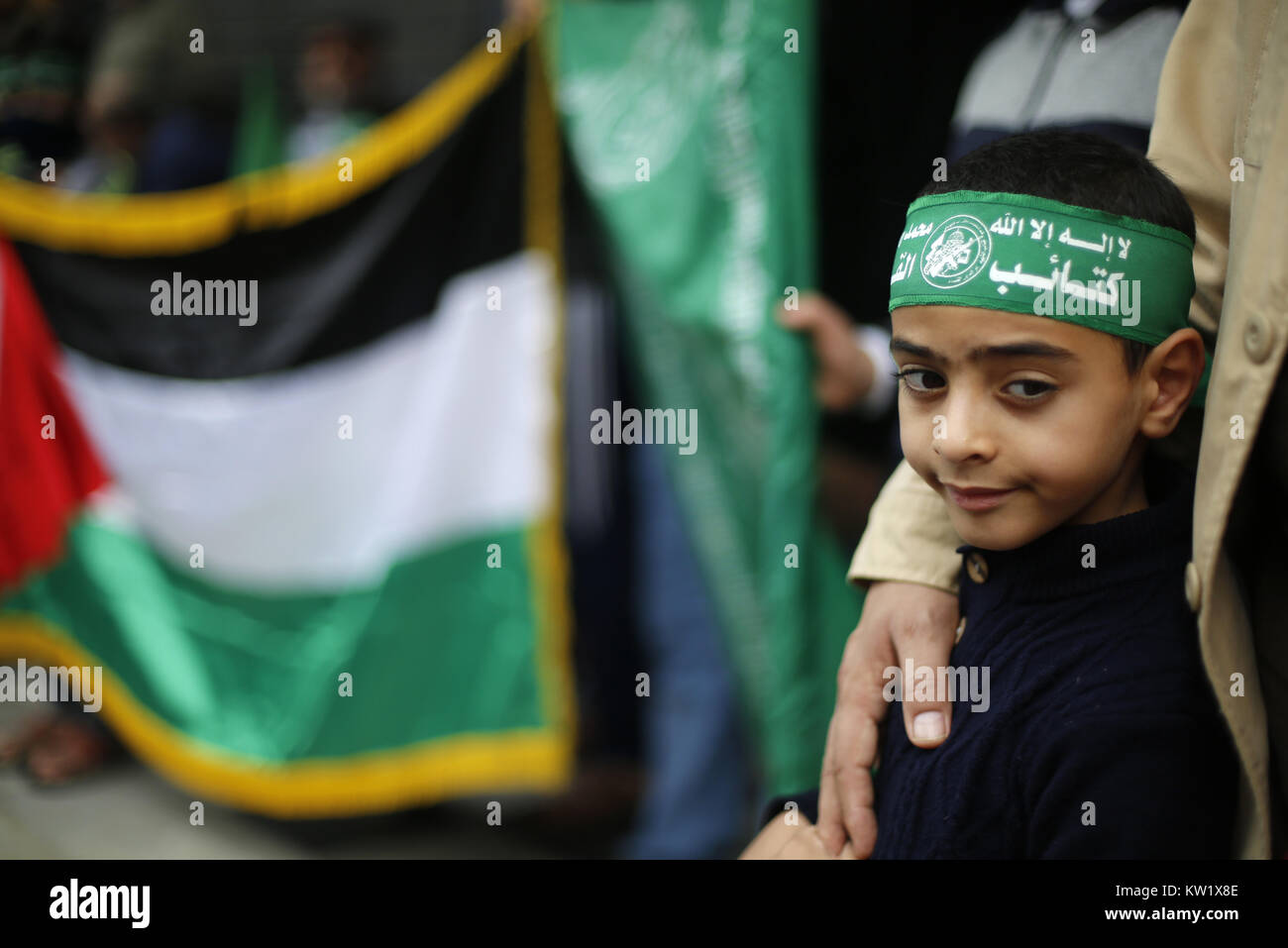 Gaza, Gaza, Palästina. 29. Dezember 2017. Islamische Bewegungen März in Gaza Stadt ihre Opposition gegen Trump''° s bevorstehende Erklärung seiner formellen Anerkennung von Jerusalem als Hauptstadt von Israel zu äußern, sowie seine Entscheidung, die US-Botschaft von Tel Aviv nach Jerusalem. Die Palästinenser tragen Schilder mit dem Argument, dass Jerusalem ist eine rote Linie. Während Israel immer Jerusalem als Hauptstadt angesehen hat, Palästinenser behaupten, Ost-Jerusalem als Hauptstadt des künftigen palästinensischen Staates. Trump''° s Ankündigung bedeutet in den USA wird das erste Land Jerusalem als zu erkennen Stockfoto