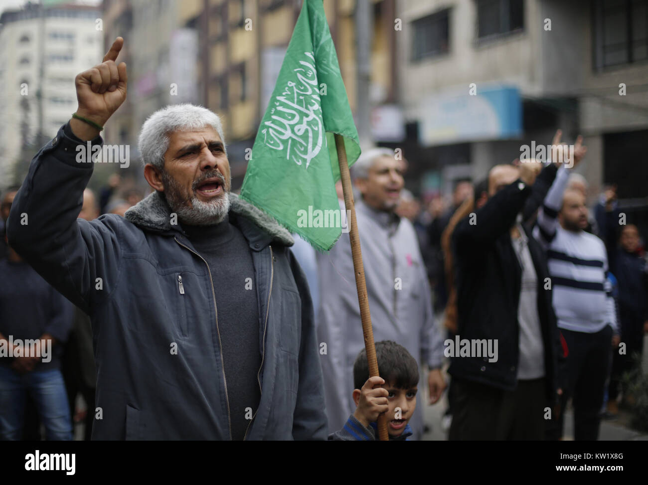 Gaza, Gaza, Palästina. 29. Dezember 2017. Islamische Bewegungen März in Gaza Stadt ihre Opposition gegen Trump''° s bevorstehende Erklärung seiner formellen Anerkennung von Jerusalem als Hauptstadt von Israel zu äußern, sowie seine Entscheidung, die US-Botschaft von Tel Aviv nach Jerusalem. Die Palästinenser tragen Schilder mit dem Argument, dass Jerusalem ist eine rote Linie. Während Israel immer Jerusalem als Hauptstadt angesehen hat, Palästinenser behaupten, Ost-Jerusalem als Hauptstadt des künftigen palästinensischen Staates. Trump''° s Ankündigung bedeutet in den USA wird das erste Land Jerusalem als zu erkennen Stockfoto
