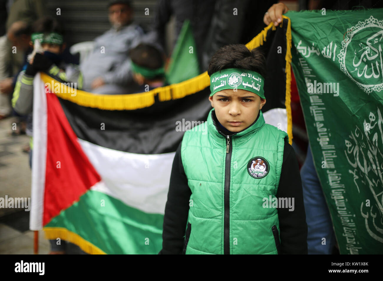 Gaza, Gaza, Palästina. 29. Dezember 2017. Islamische Bewegungen März in Gaza Stadt ihre Opposition gegen Trump''° s bevorstehende Erklärung seiner formellen Anerkennung von Jerusalem als Hauptstadt von Israel zu äußern, sowie seine Entscheidung, die US-Botschaft von Tel Aviv nach Jerusalem. Die Palästinenser tragen Schilder mit dem Argument, dass Jerusalem ist eine rote Linie. Während Israel immer Jerusalem als Hauptstadt angesehen hat, Palästinenser behaupten, Ost-Jerusalem als Hauptstadt des künftigen palästinensischen Staates. Trump''° s Ankündigung bedeutet in den USA wird das erste Land Jerusalem als zu erkennen Stockfoto