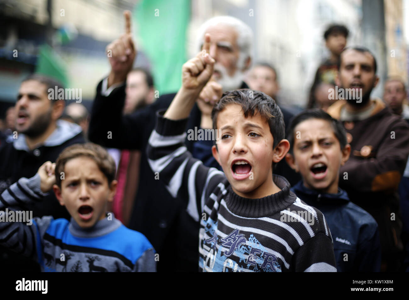 Gaza, Gaza, Palästina. 29. Dezember 2017. Islamische Bewegungen März in Gaza Stadt ihre Opposition gegen Trump''° s bevorstehende Erklärung seiner formellen Anerkennung von Jerusalem als Hauptstadt von Israel zu äußern, sowie seine Entscheidung, die US-Botschaft von Tel Aviv nach Jerusalem. Die Palästinenser tragen Schilder mit dem Argument, dass Jerusalem ist eine rote Linie. Während Israel immer Jerusalem als Hauptstadt angesehen hat, Palästinenser behaupten, Ost-Jerusalem als Hauptstadt des künftigen palästinensischen Staates. Trump''° s Ankündigung bedeutet in den USA wird das erste Land Jerusalem als zu erkennen Stockfoto