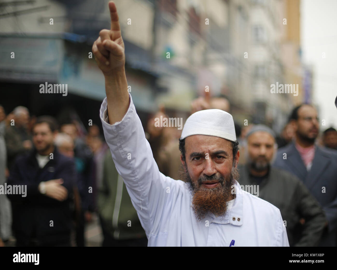 Gaza, Gaza, Palästina. 29. Dezember 2017. Islamische Bewegungen März in Gaza Stadt ihre Opposition gegen Trump''° s bevorstehende Erklärung seiner formellen Anerkennung von Jerusalem als Hauptstadt von Israel zu äußern, sowie seine Entscheidung, die US-Botschaft von Tel Aviv nach Jerusalem. Die Palästinenser tragen Schilder mit dem Argument, dass Jerusalem ist eine rote Linie. Während Israel immer Jerusalem als Hauptstadt angesehen hat, Palästinenser behaupten, Ost-Jerusalem als Hauptstadt des künftigen palästinensischen Staates. Trump''° s Ankündigung bedeutet in den USA wird das erste Land Jerusalem als zu erkennen Stockfoto