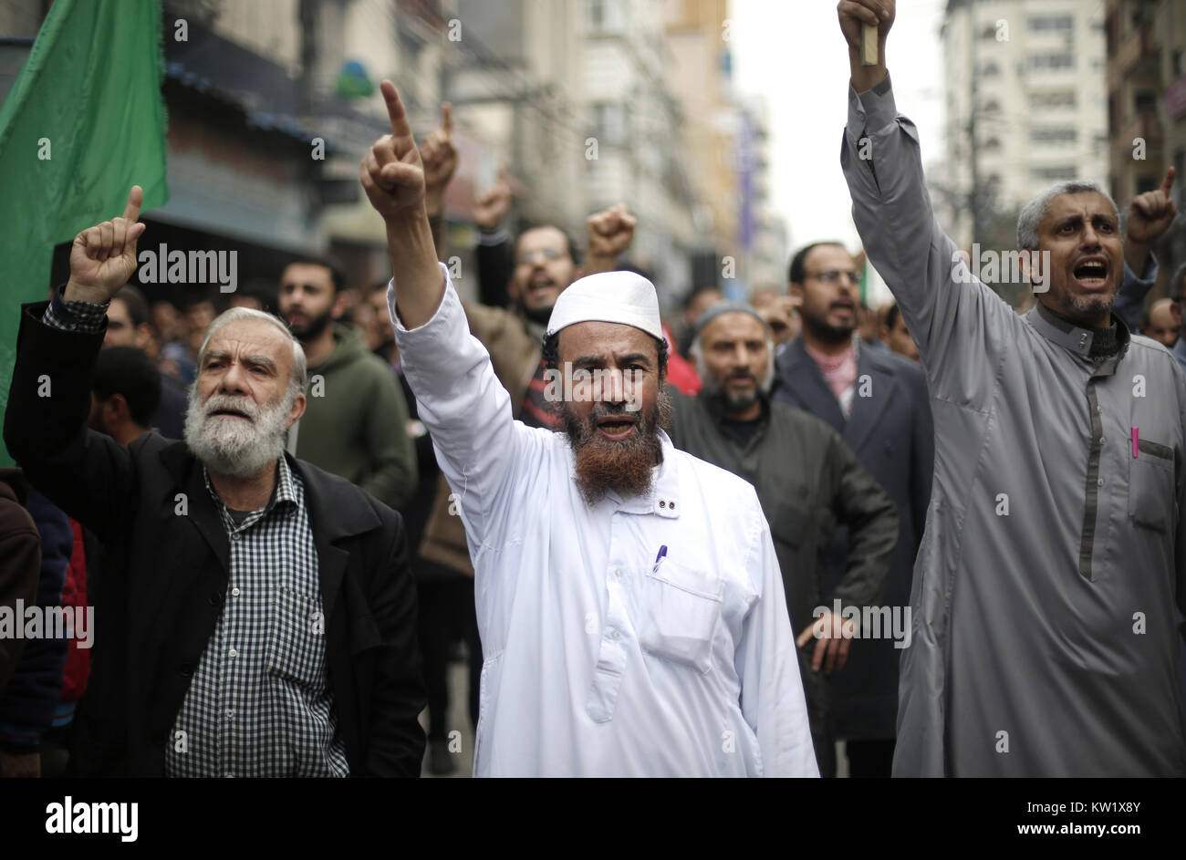 Gaza, Gaza, Palästina. 29. Dezember 2017. Islamische Bewegungen März in Gaza Stadt ihre Opposition gegen Trump''° s bevorstehende Erklärung seiner formellen Anerkennung von Jerusalem als Hauptstadt von Israel zu äußern, sowie seine Entscheidung, die US-Botschaft von Tel Aviv nach Jerusalem. Die Palästinenser tragen Schilder mit dem Argument, dass Jerusalem ist eine rote Linie. Während Israel immer Jerusalem als Hauptstadt angesehen hat, Palästinenser behaupten, Ost-Jerusalem als Hauptstadt des künftigen palästinensischen Staates. Trump''° s Ankündigung bedeutet in den USA wird das erste Land Jerusalem als zu erkennen Stockfoto
