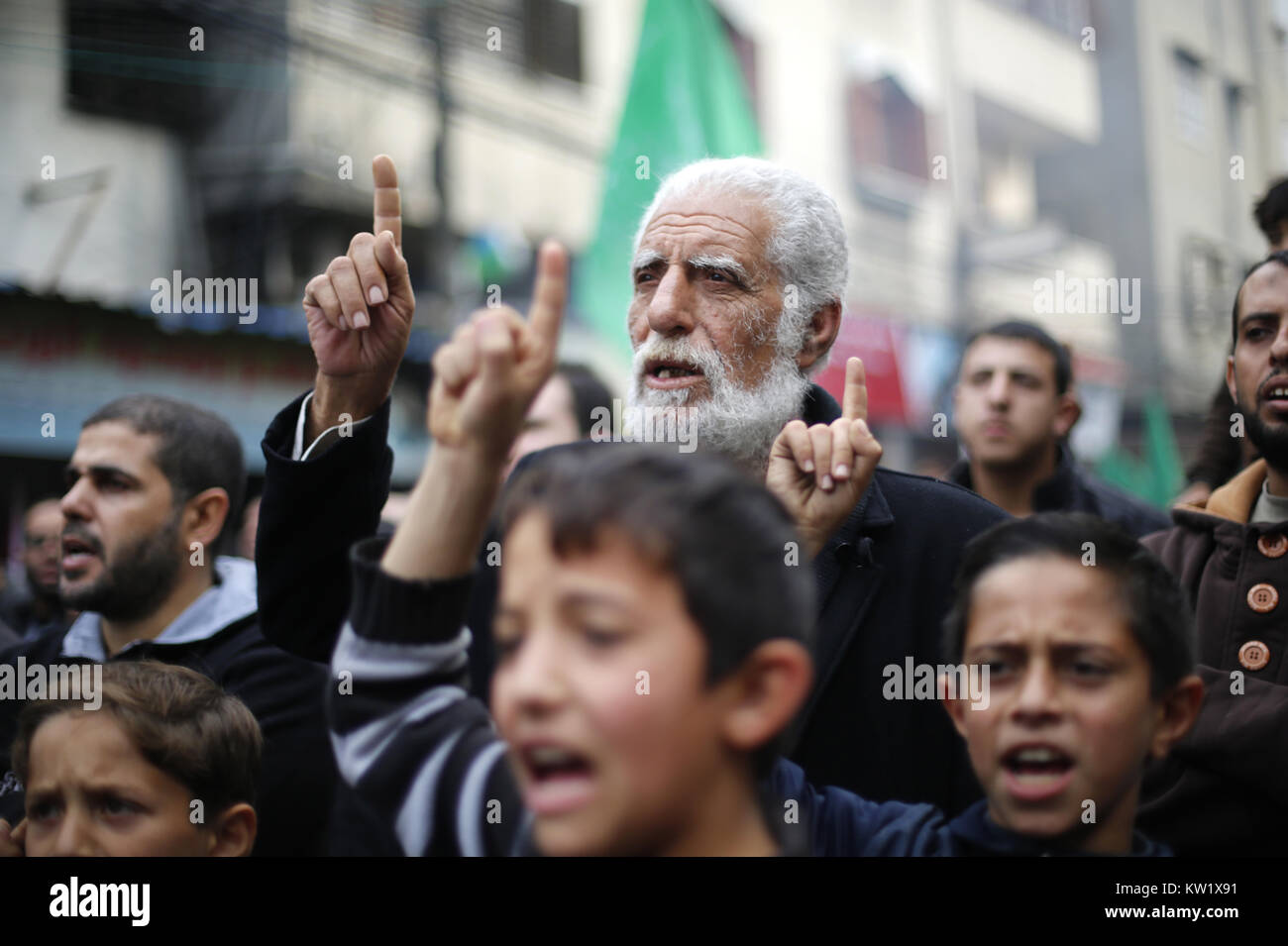 Gaza, Gaza, Palästina. 29. Dezember 2017. Islamische Bewegungen März in Gaza Stadt ihre Opposition gegen Trump''° s bevorstehende Erklärung seiner formellen Anerkennung von Jerusalem als Hauptstadt von Israel zu äußern, sowie seine Entscheidung, die US-Botschaft von Tel Aviv nach Jerusalem. Die Palästinenser tragen Schilder mit dem Argument, dass Jerusalem ist eine rote Linie. Während Israel immer Jerusalem als Hauptstadt angesehen hat, Palästinenser behaupten, Ost-Jerusalem als Hauptstadt des künftigen palästinensischen Staates. Trump''° s Ankündigung bedeutet in den USA wird das erste Land Jerusalem als zu erkennen Stockfoto