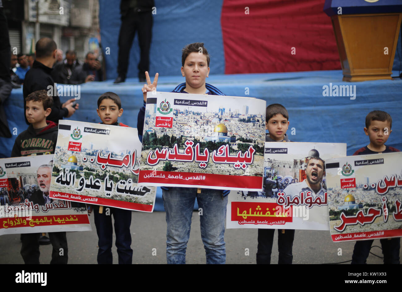 Gaza, Gaza, Palästina. 29. Dezember 2017. Islamische Bewegungen März in Gaza Stadt ihre Opposition gegen Trump''° s bevorstehende Erklärung seiner formellen Anerkennung von Jerusalem als Hauptstadt von Israel zu äußern, sowie seine Entscheidung, die US-Botschaft von Tel Aviv nach Jerusalem. Die Palästinenser tragen Schilder mit dem Argument, dass Jerusalem ist eine rote Linie. Während Israel immer Jerusalem als Hauptstadt angesehen hat, Palästinenser behaupten, Ost-Jerusalem als Hauptstadt des künftigen palästinensischen Staates. Trump''° s Ankündigung bedeutet in den USA wird das erste Land Jerusalem als zu erkennen Stockfoto