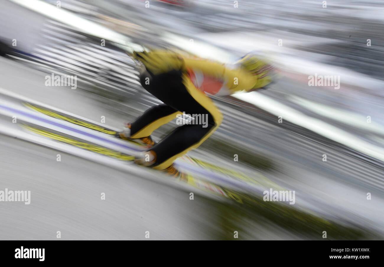Oberstdorf, Deutschland. 29 Dez, 2017. Die japanische Skispringer Noriaki Kasai Züge springen bei der Vierschanzentournee in Oberstdorf, Deutschland, 29. Dezember 2017. Quelle: Angelika Warmuth/dpa/Alamy leben Nachrichten Stockfoto