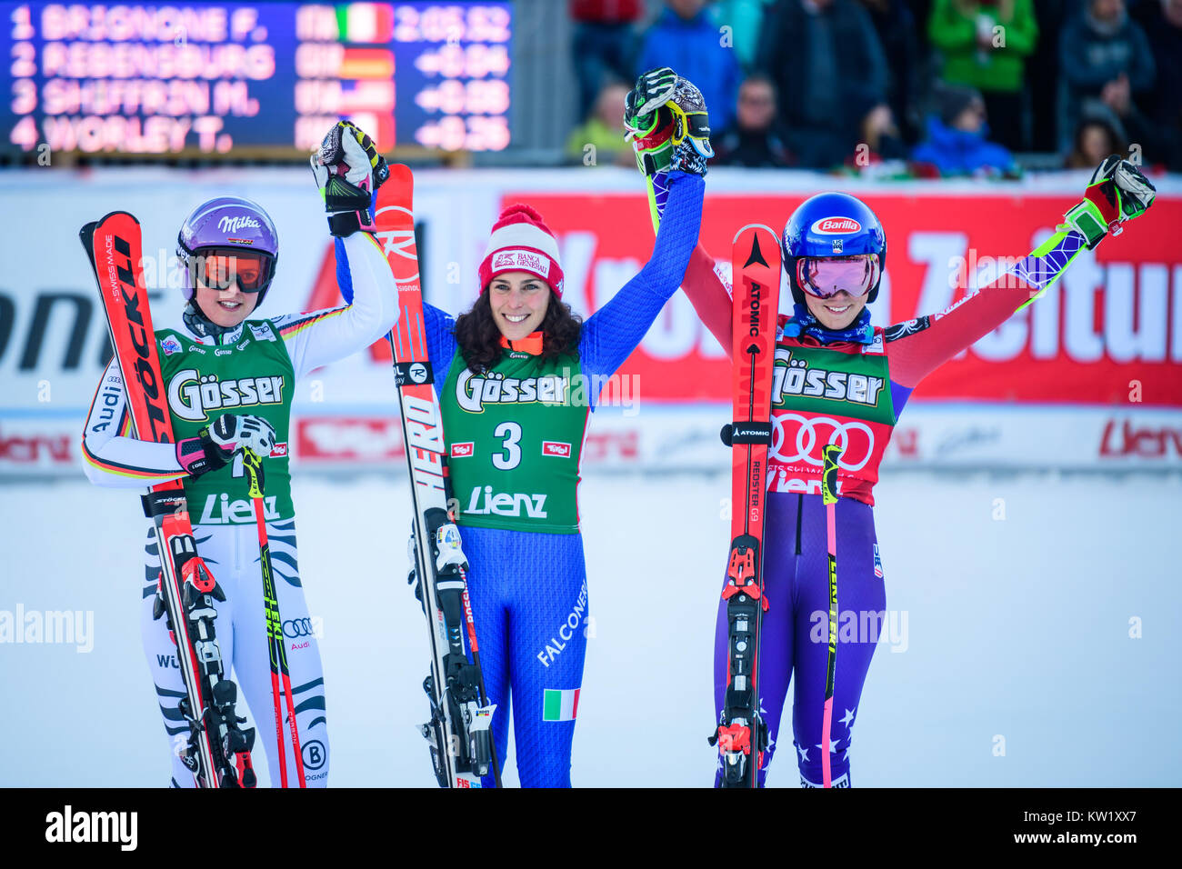 Lienz, Österreich. 29 Dez, 2017. (L) der Zweitplatzierte Viktoria Rebensburg von Deutschland, Sieger Frederica Brignone Italiens und Drittplatzierten Mikaela Shiffrin der Vereinigten Staaten posieren für Fotos nach dem FIS Weltcup Damen Riesenslalom in Lienz, Österreich am 29. Dezember 2017. Credit: Jure Makovec/Alamy leben Nachrichten Stockfoto